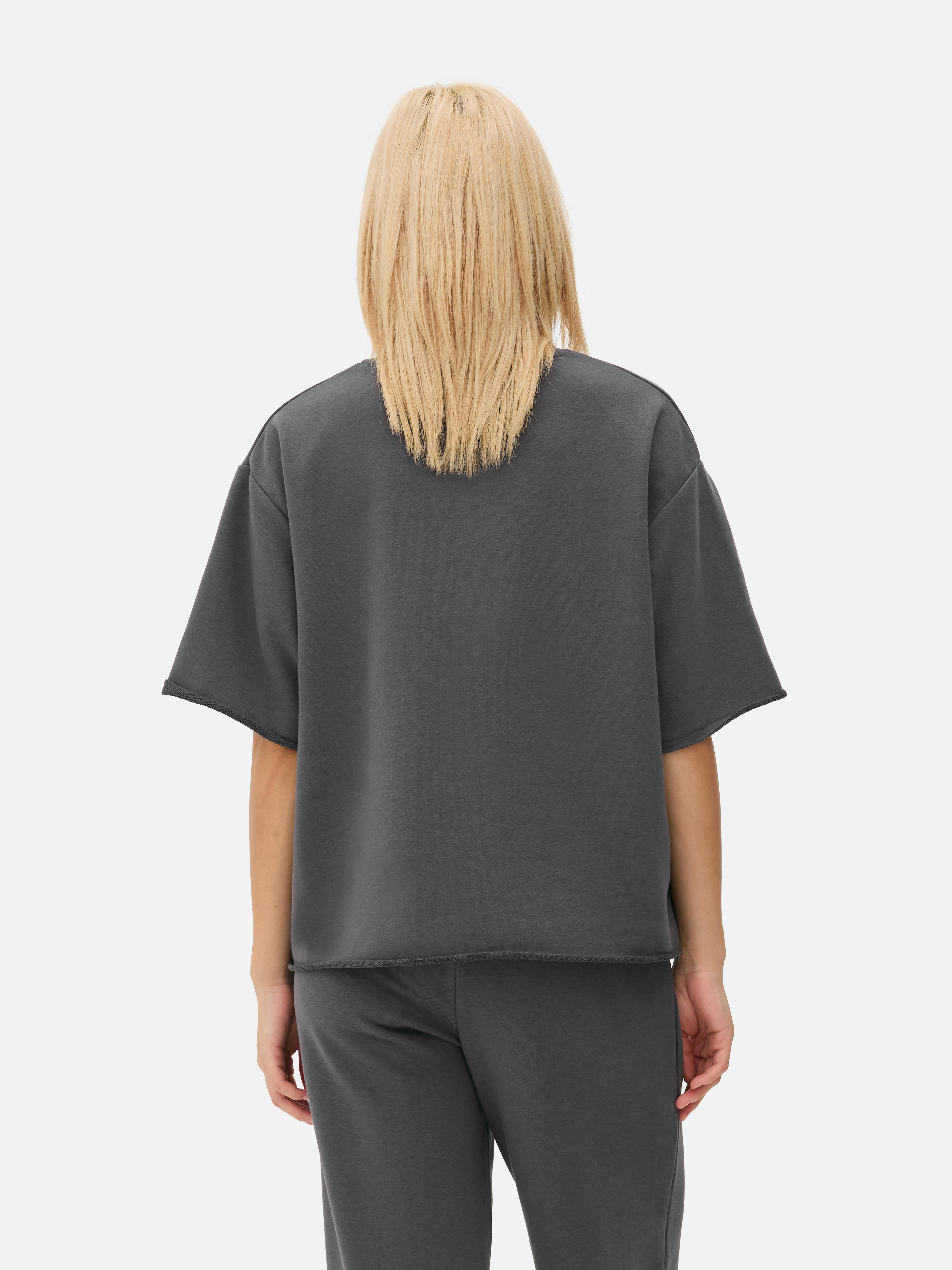Kurzarm-Sweatshirt. Dieses Sweatshirt hat eine normale Passform, einen Rundhalsausschnitt und kurze Ärmel.