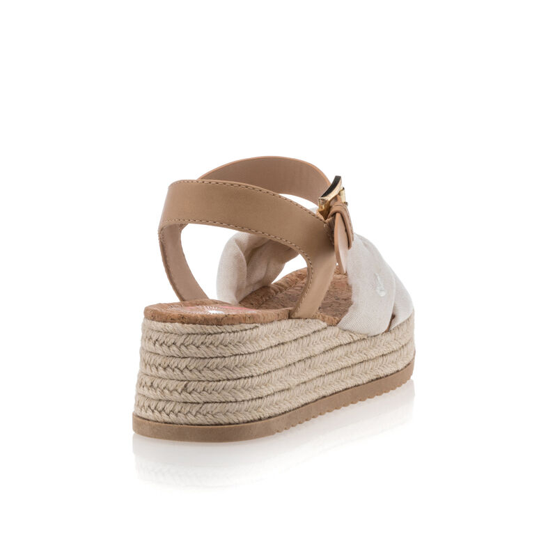 Alpargatas beige para mujer con suela de cuerda.