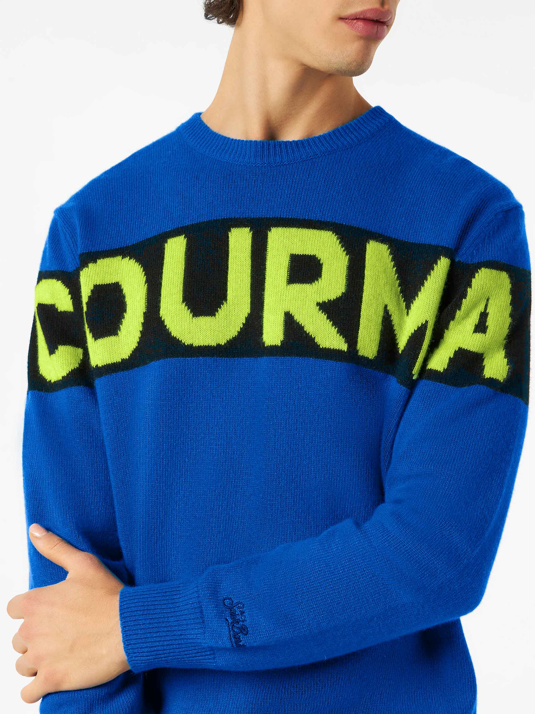 blauer Herrenpullover mit Courma-Schriftzug