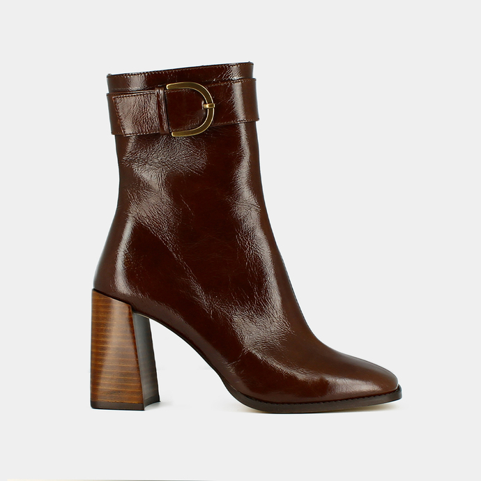 Bottines à talons et boucles  en cuir brillant marron