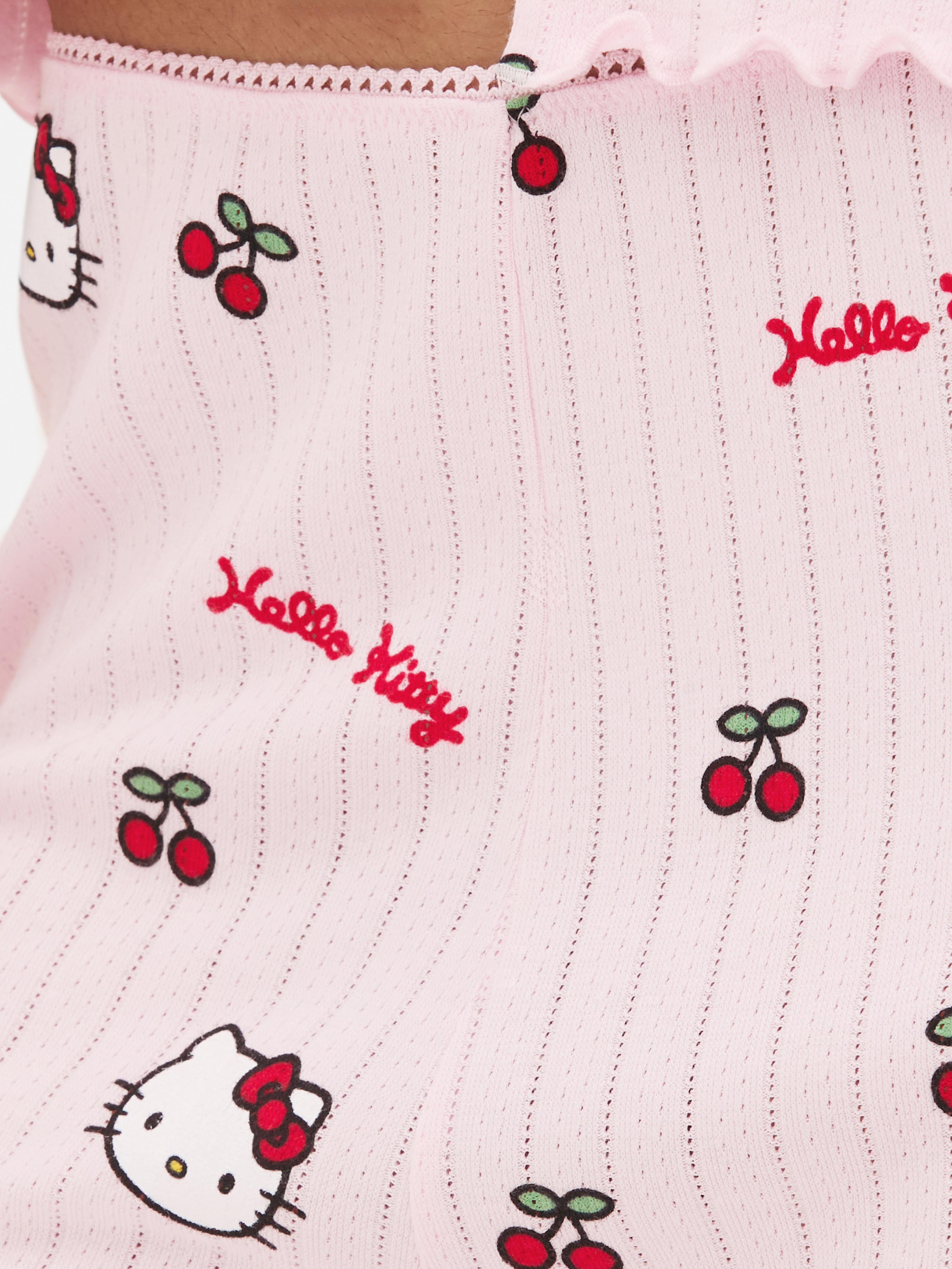 Доњи део пиџаме са ажуром Hello Kitty Доњи део пиџаме Hello Kitty са ажуром, пико украсом и шкољкастим рубом