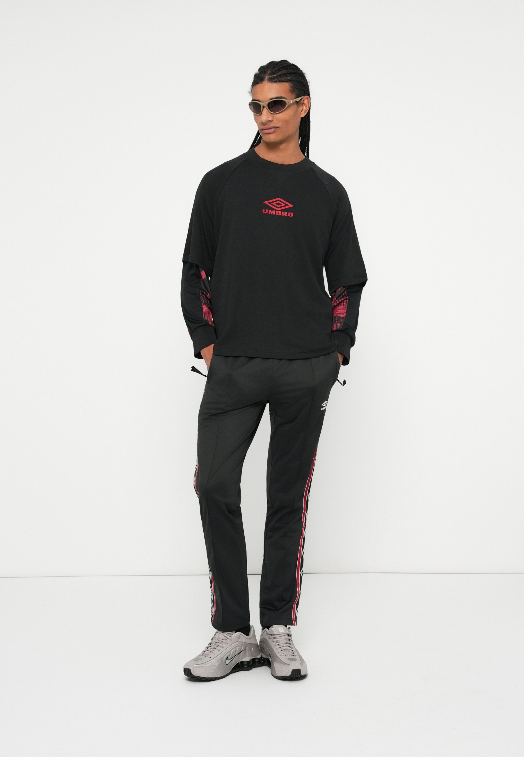 Umbro ICONIC BOXY TEE - T-shirt basic - nero/peperoncino