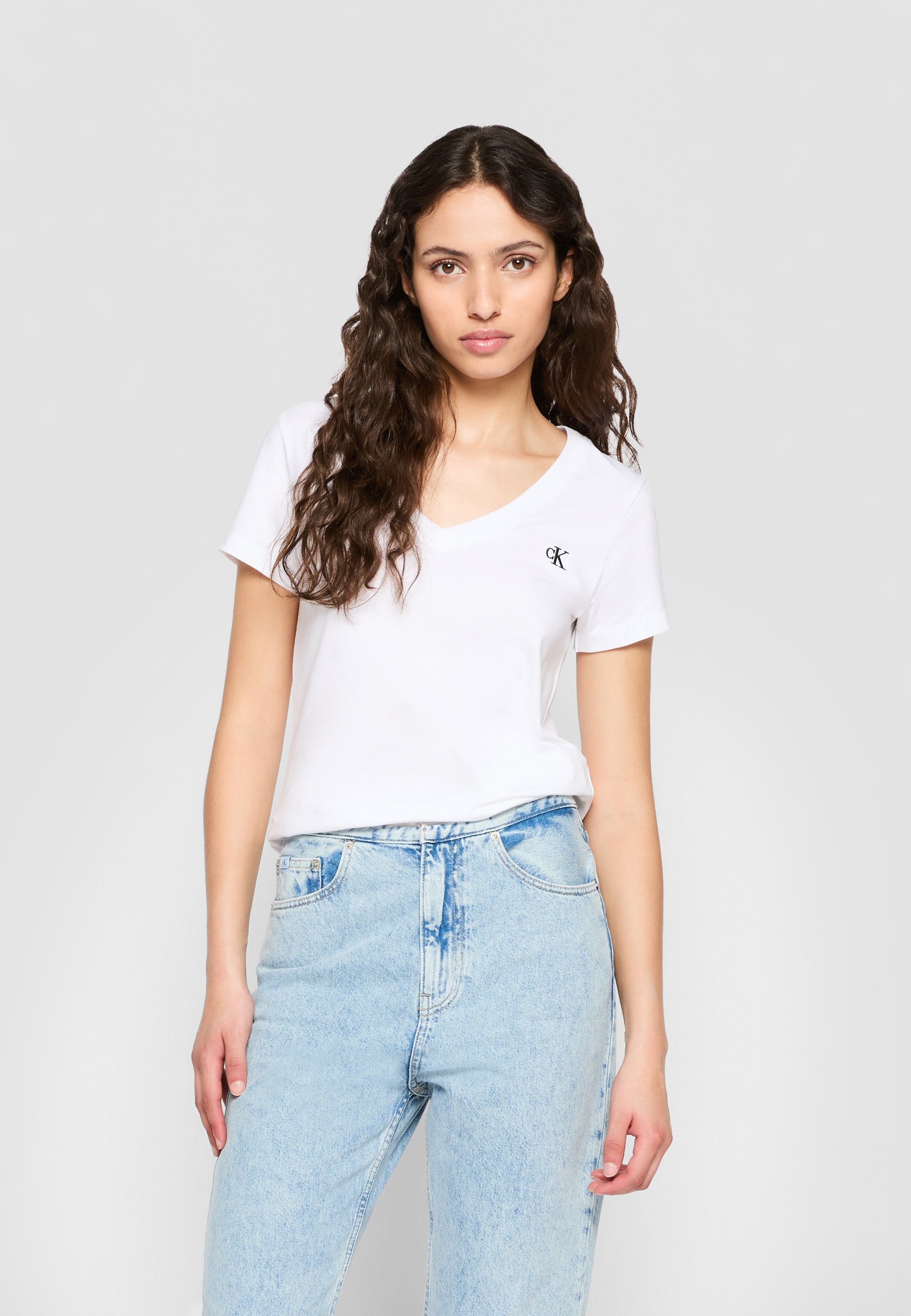 Calvin Klein Jeans EMBROIDERY V NECK - Koszulka basic - jaskrawobiała