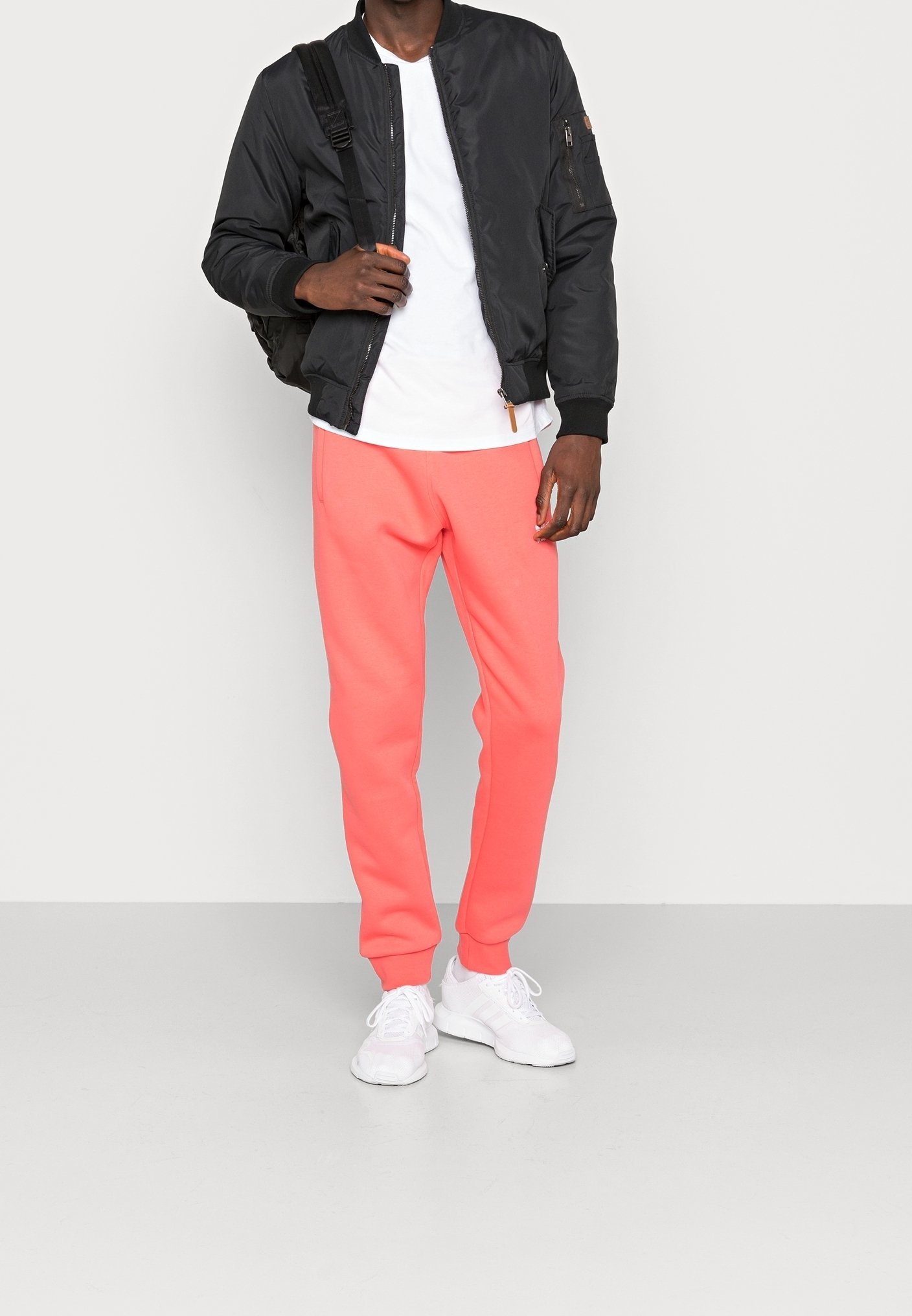 Spodnie dresowe adidas Originals - różowe