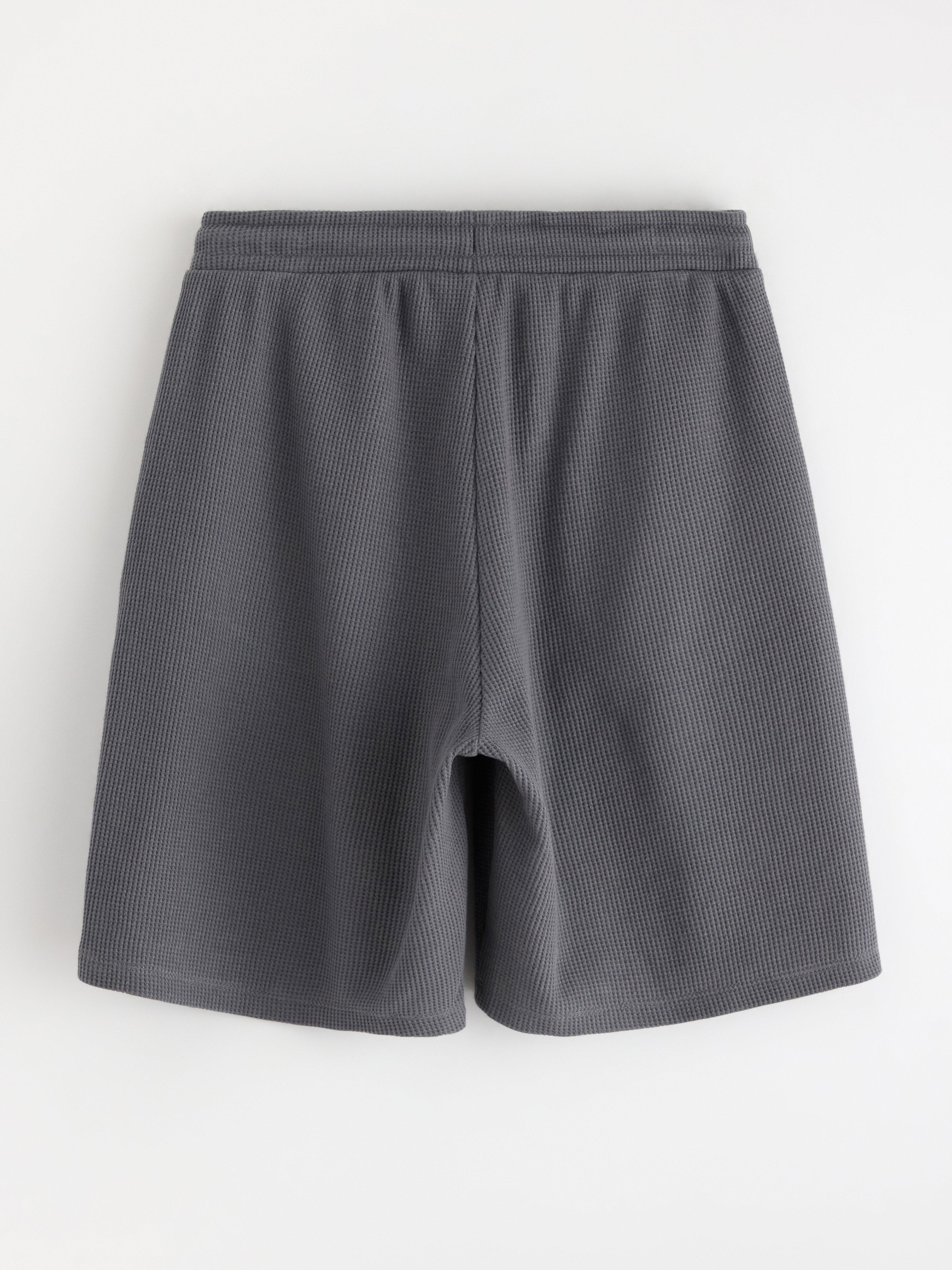 Pantalones cortos con estructura de gofre, color gris oscuro empolvado.