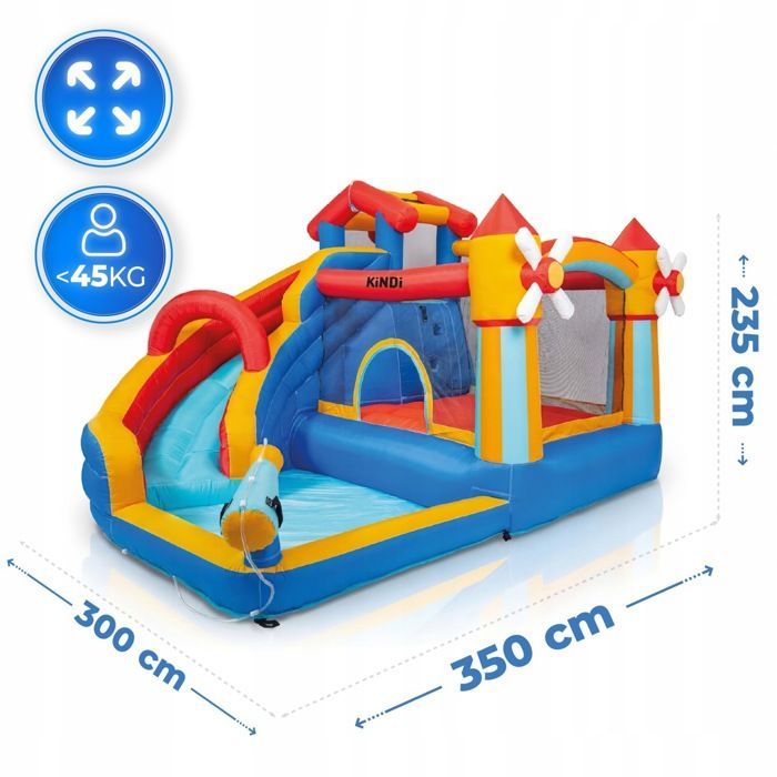 Área de lazer inflável KINDI com toboágua, piscina e cesta inflável.