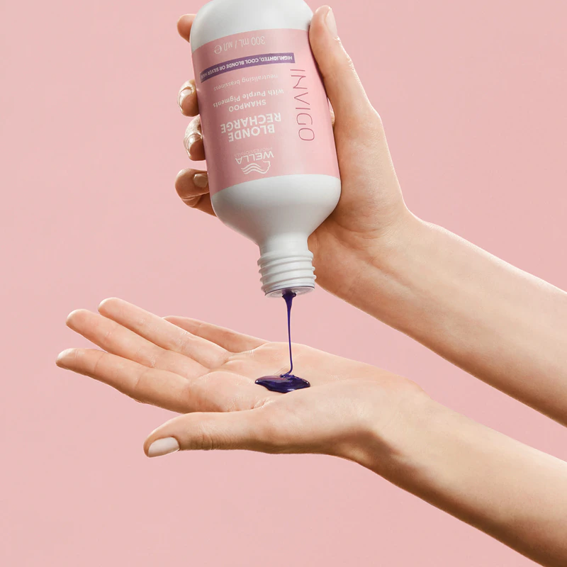 Shampoo Wella Professionals Invigo Blonde Recharge para cabelos loiros que neutraliza os tons amarelados.