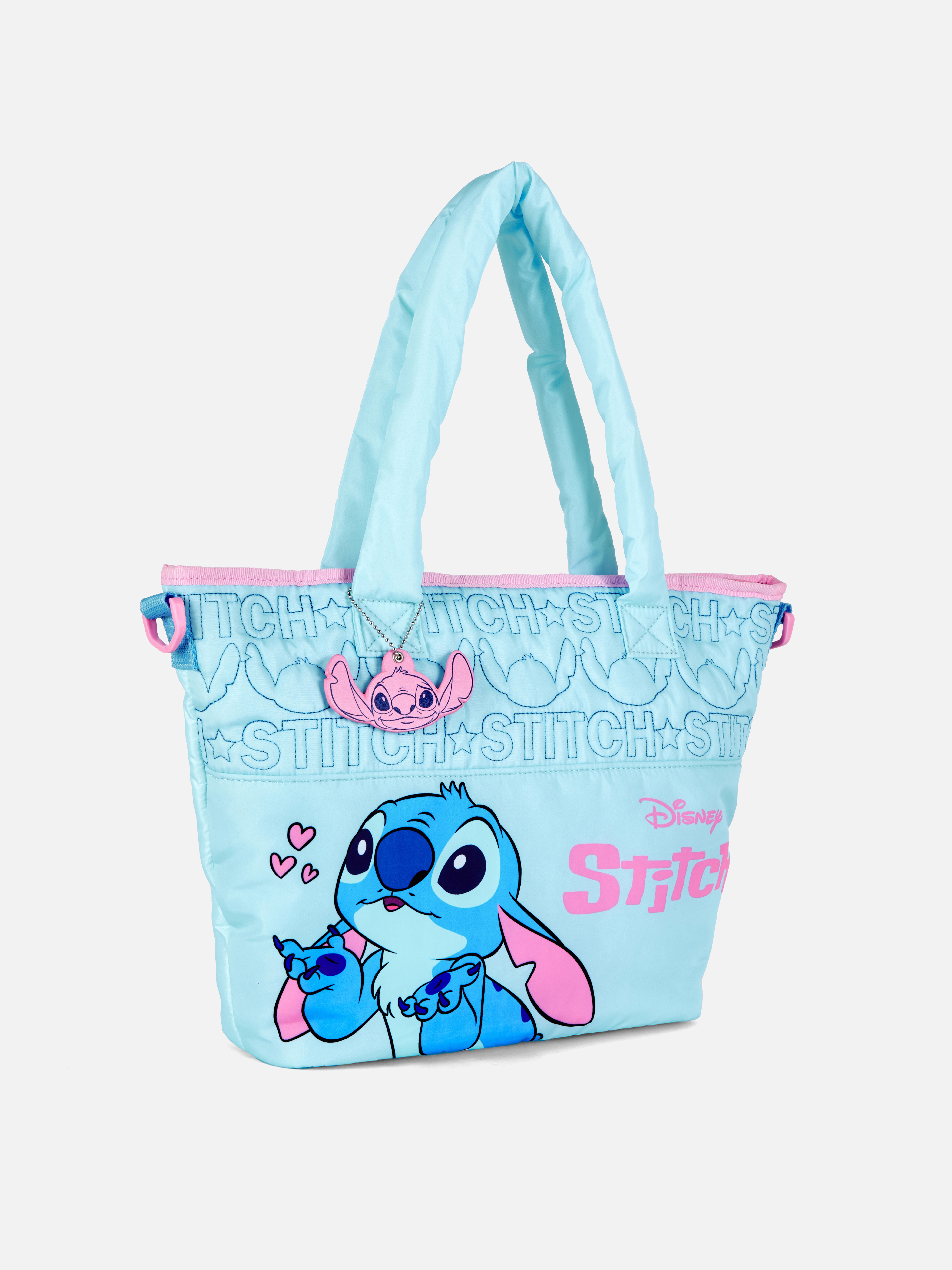 Geantă de weekend Disney's Stitch O geantă de weekend colorată Disney's Stitch cu detalii brodate și două bretele de umăr