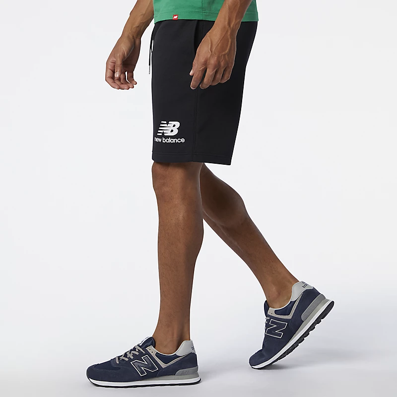 Pantaloni scurți NB Essentials Stacked Logo pentru bărbați – NEGRI