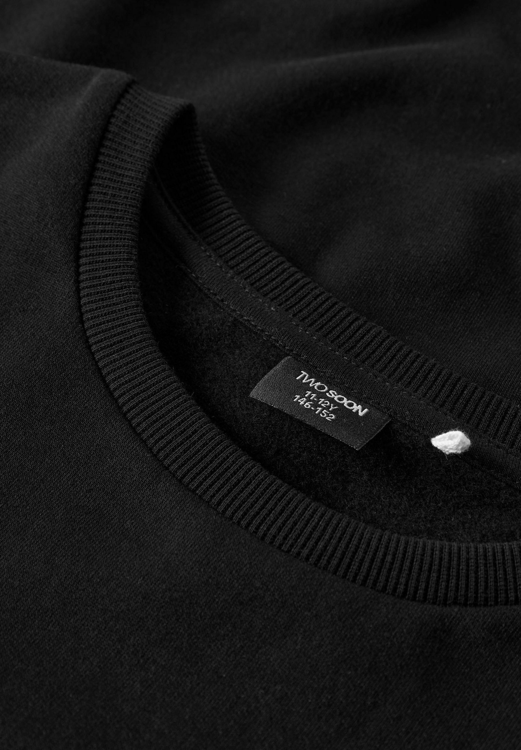 TWO SOON - Collegepaita - black