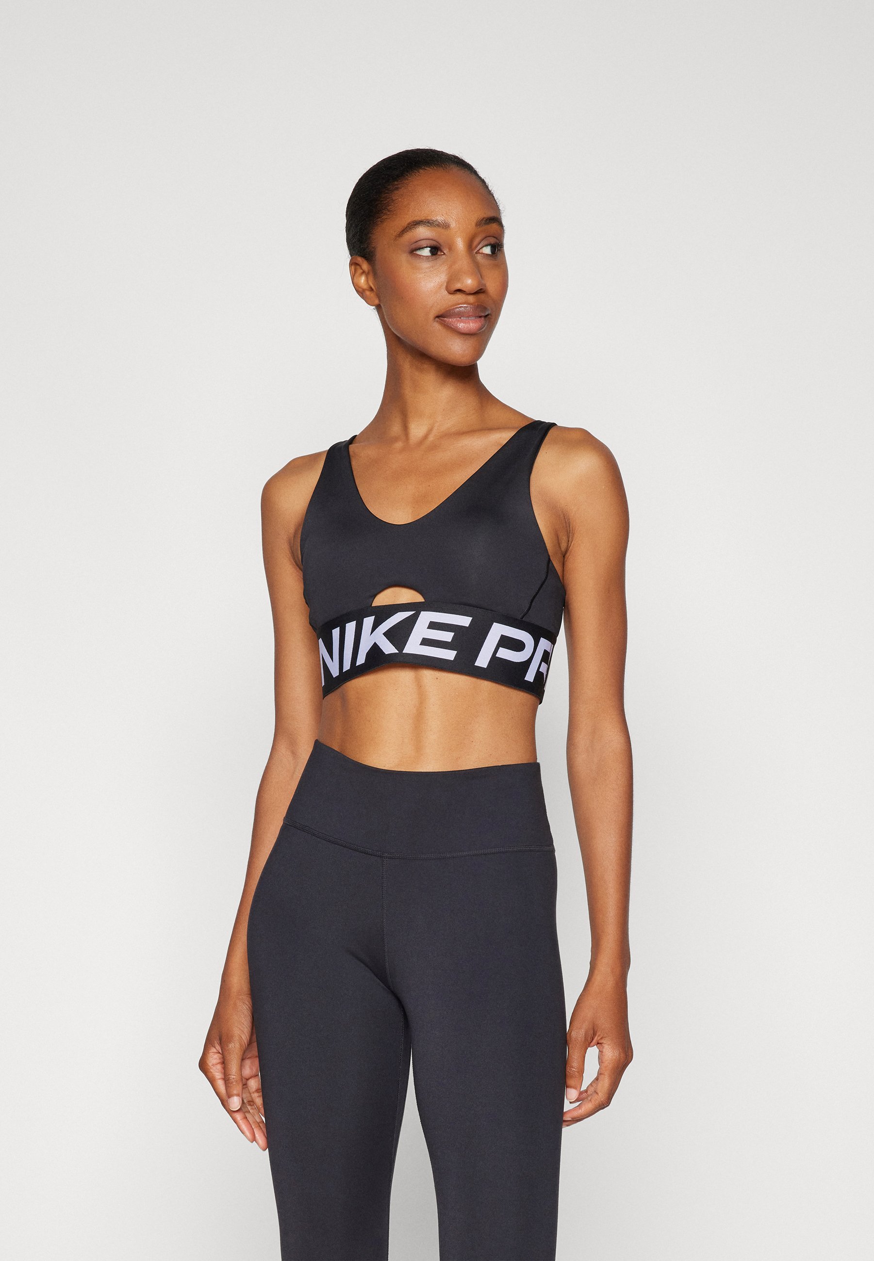 Nike Performance INDY PLUNGE BRA BOLD - Sportbeha met gemiddelde ondersteuning - zwart/wit