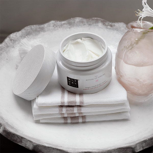 Cremă de corp Ritualul Sakura | 220 ml
