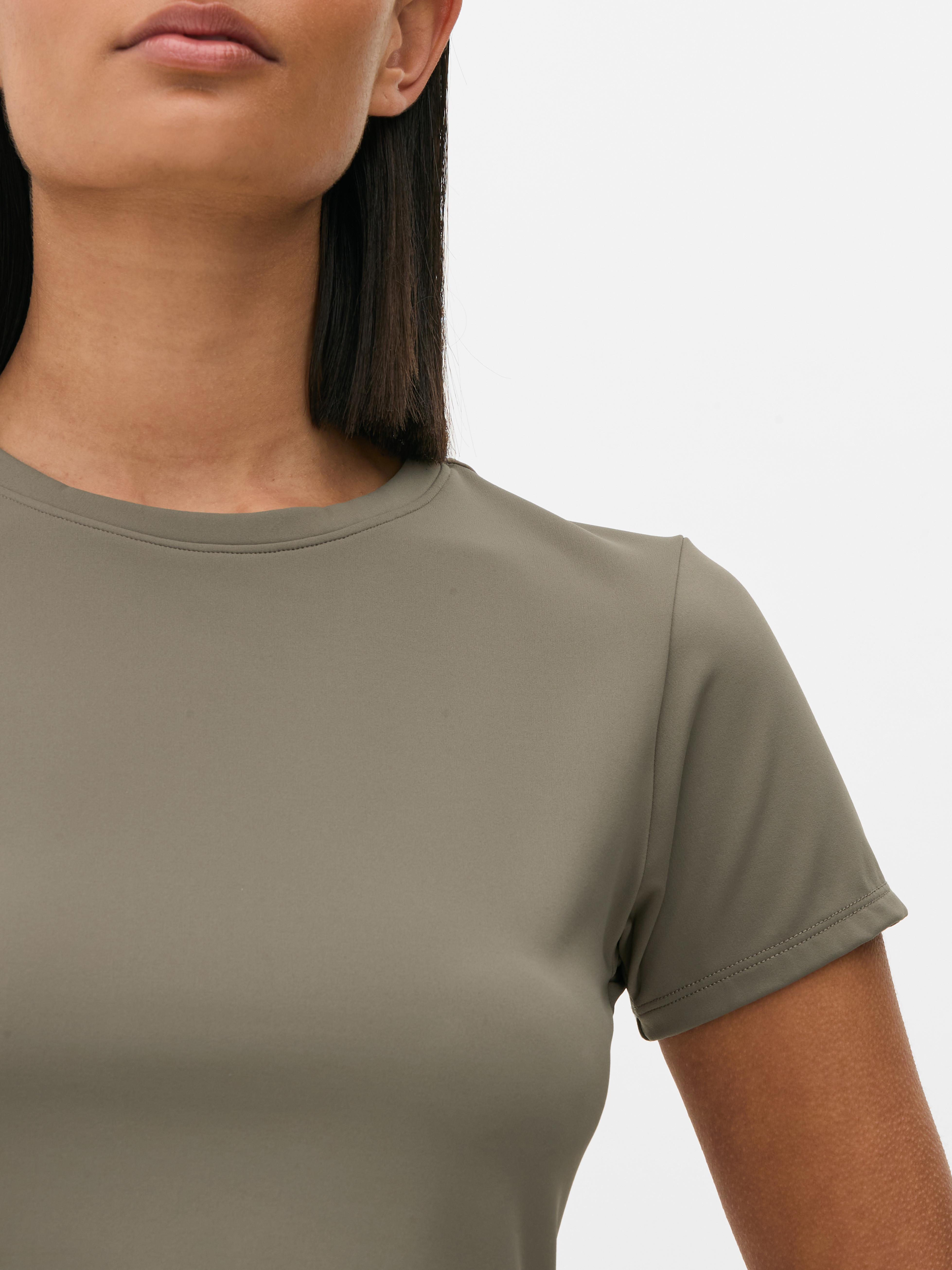Tricou sport moale ca untul Bucură-te de un antrenament în acest tricou cu guler rotund moale ca untul din colecția noastră sport