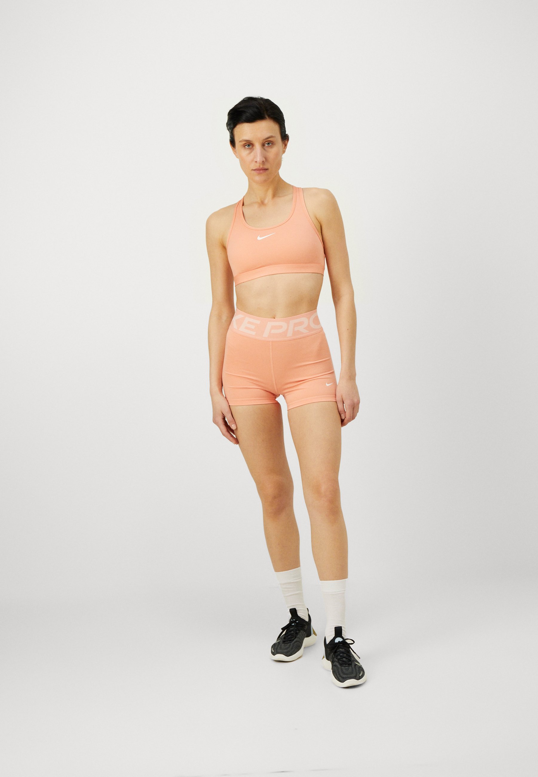 Nike Performance BRA – Biustonosz sportowy o średnim wsparciu – morelowy agat/biały