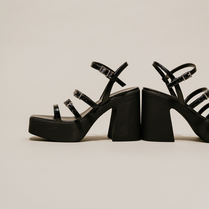Sandales à brides et plateformes  en vernis plissé noir