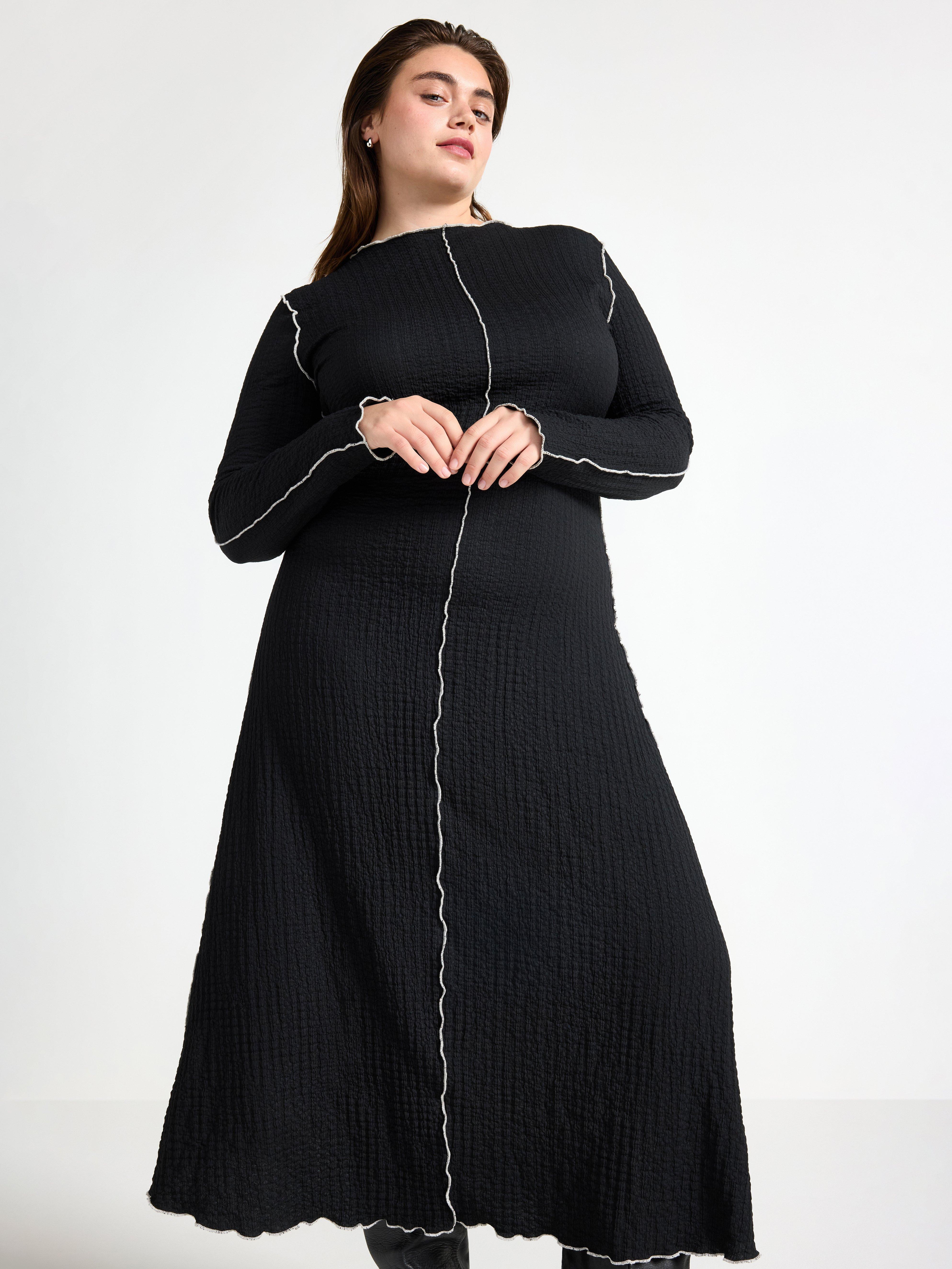 Vestido longo preto de mangas compridas