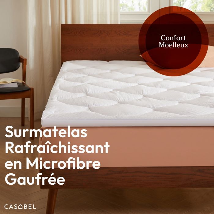 Cubrecolchón refrescante CASABEL de 160x200 cm en microfibra gofrada blanca premium - Relleno de fibra hueca de 600 g/m², 4 cm de grosor.