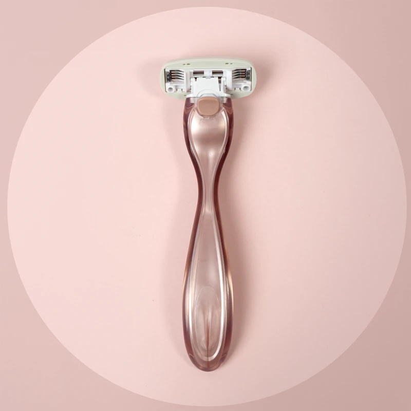 „Wilkinson Sword Intuition“ pilnai sukomplektuotas skustuvas + atsarginės galvutės (4 vnt.).