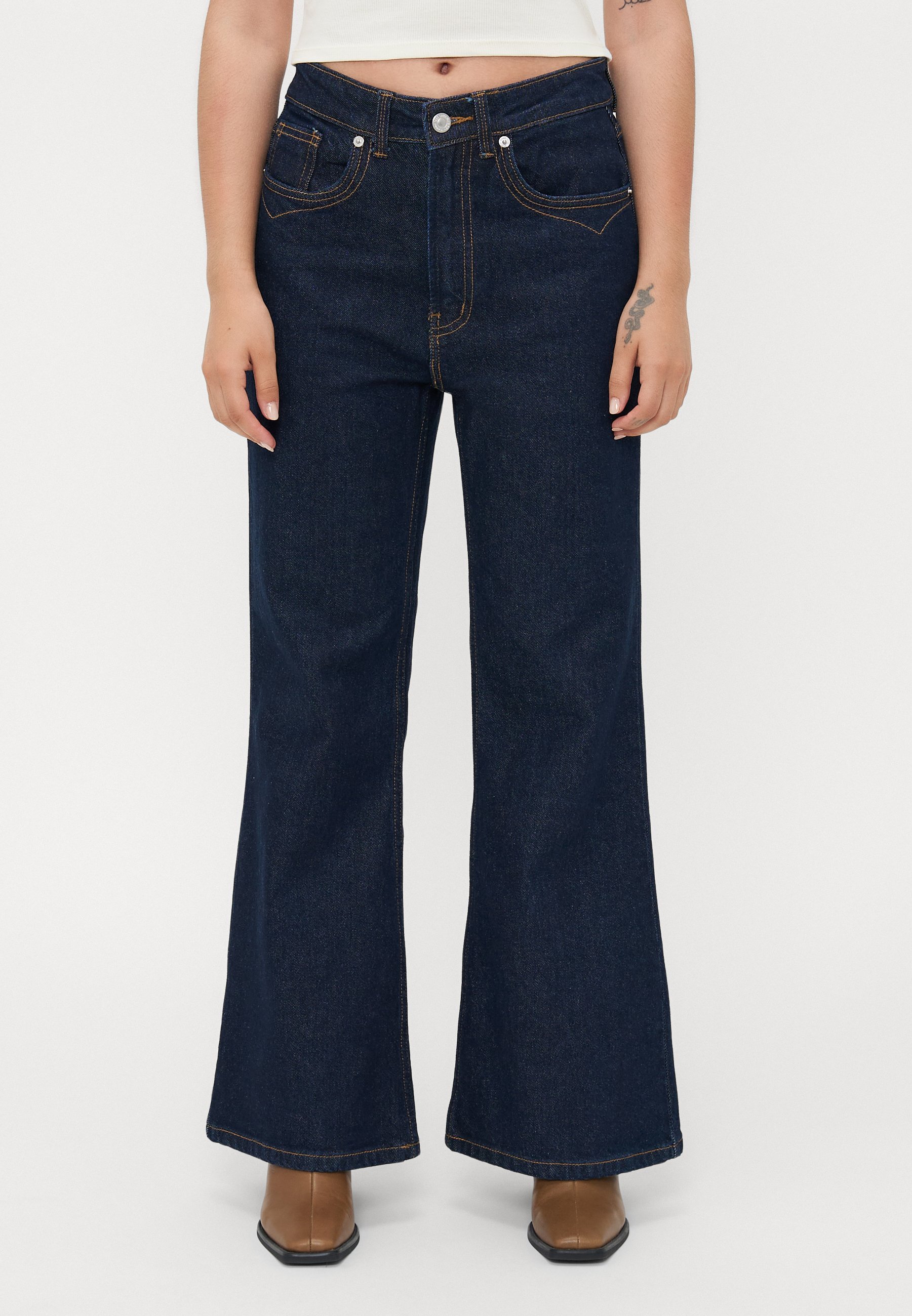 ONLY Petite ONLJUICY WESTERN - Uitlopende jeans - donkerblauwe denim