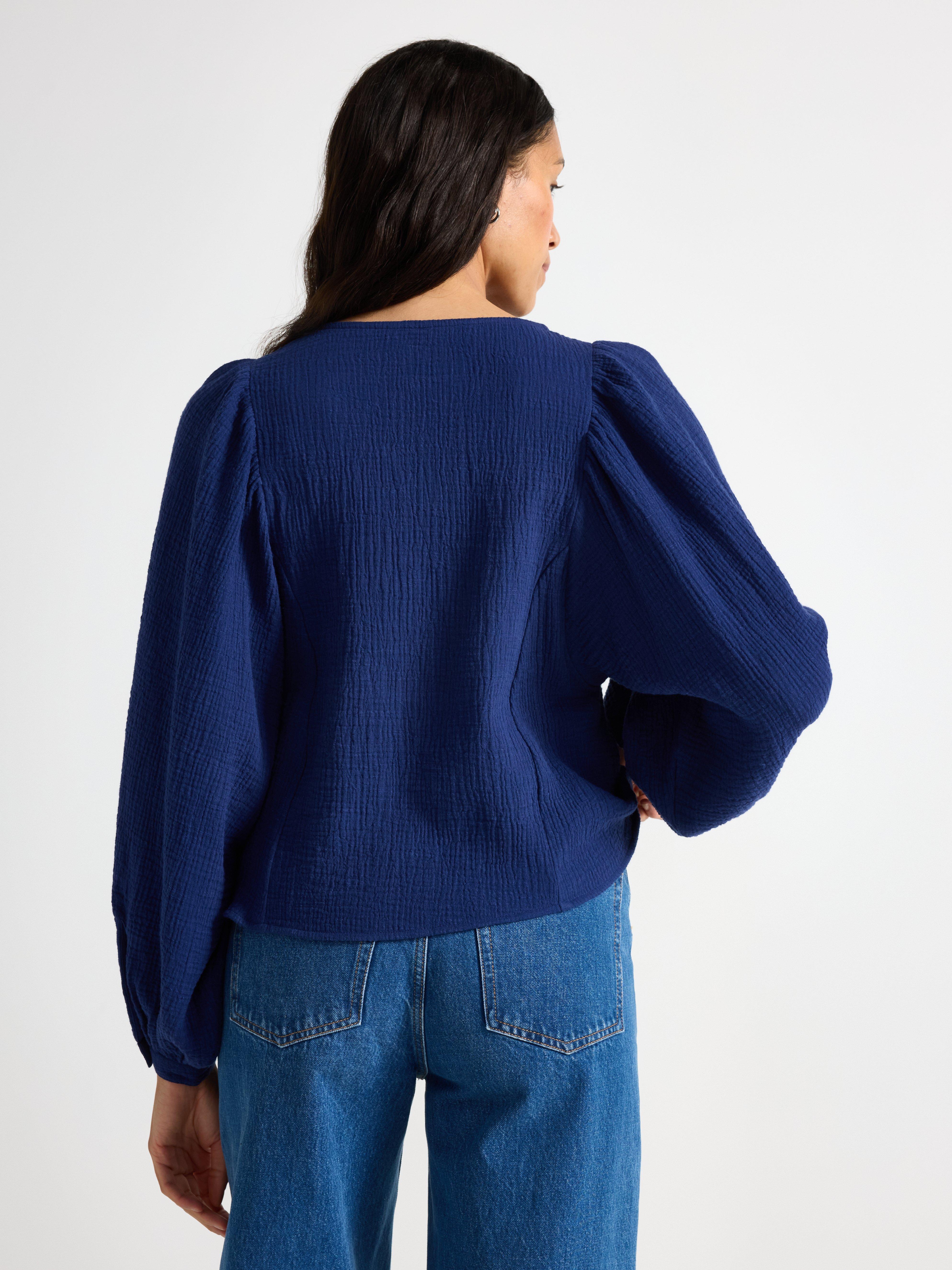 Blusa em tecido de algodão azul escuro