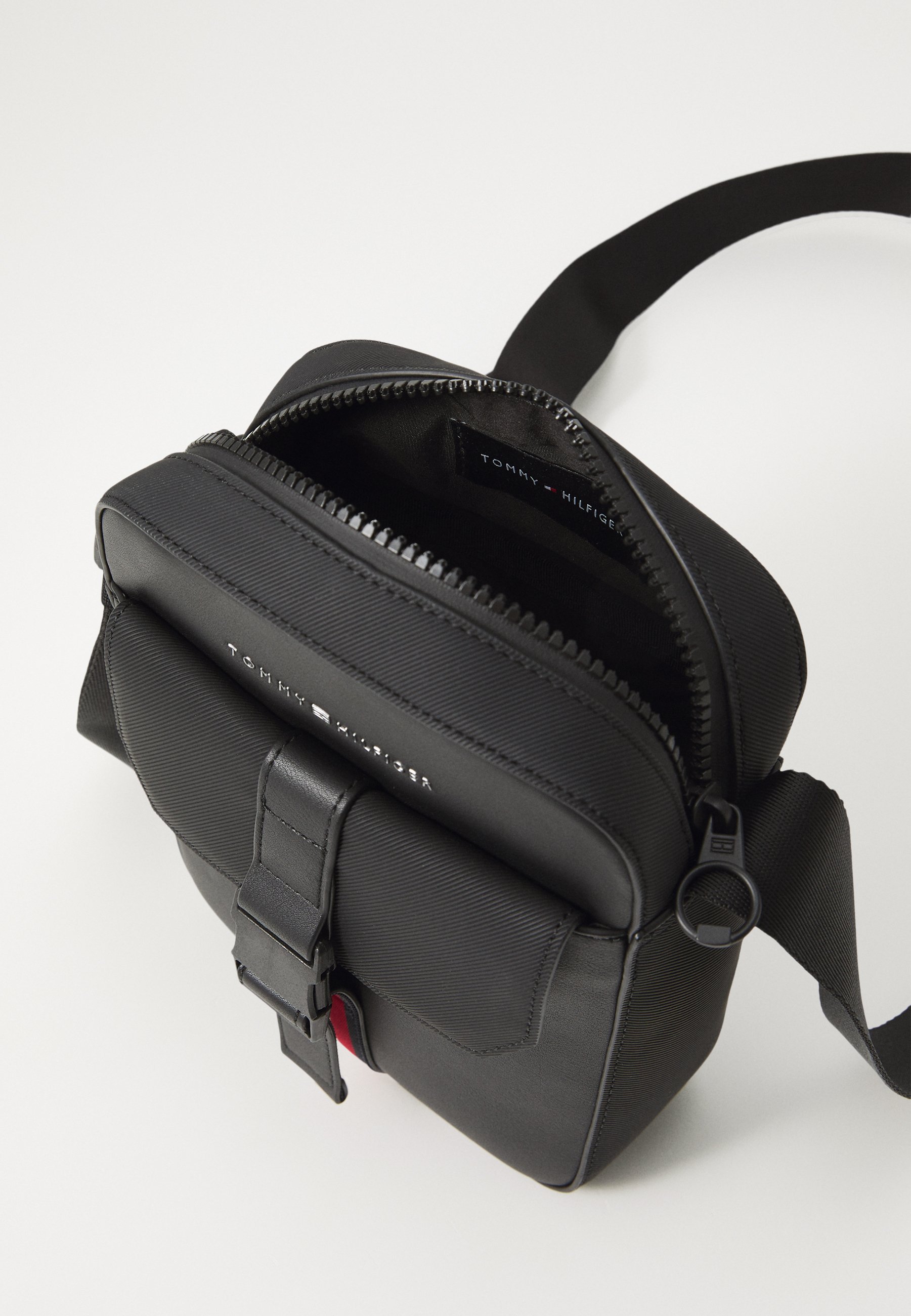 Tommy Hilfiger FOUNDATION MINI REPORTER - Crossbodytas - zwart