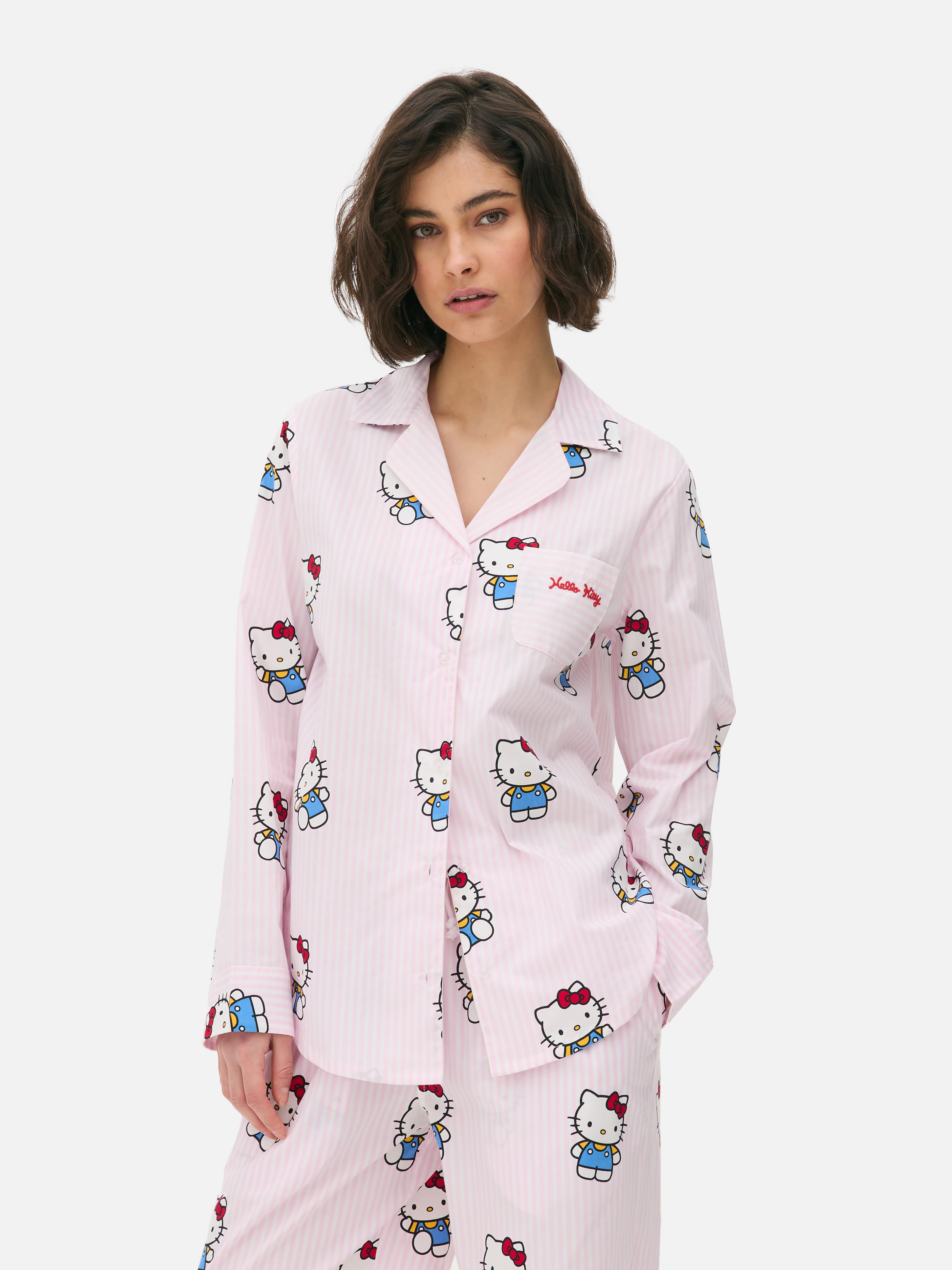 Tricou de pijama cu dungi Hello Kitty. Un tricou de pijama cu Cinnamoroll și Kitty White în rolurile principale.