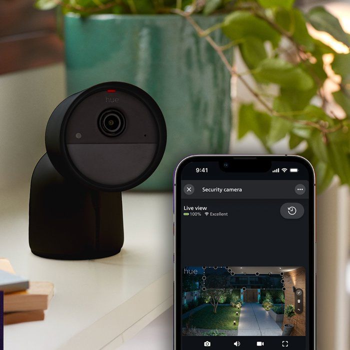 Cámara inteligente Philips Hue para exteriores, con cable, visión nocturna, 2K y color negro.