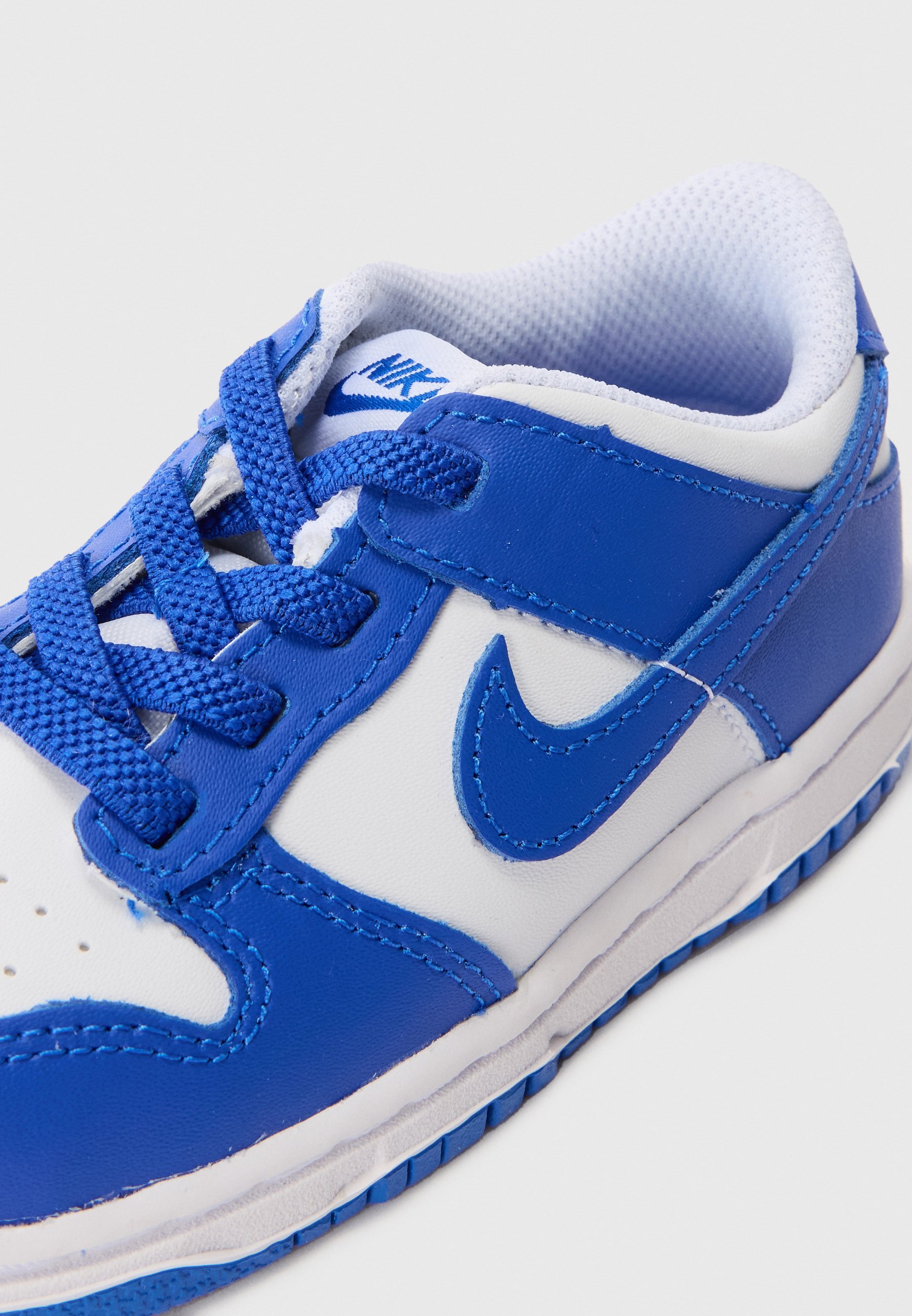 Nike Sportswear DUNK LOW UNISEX - Sneakers - wit/hyper royal