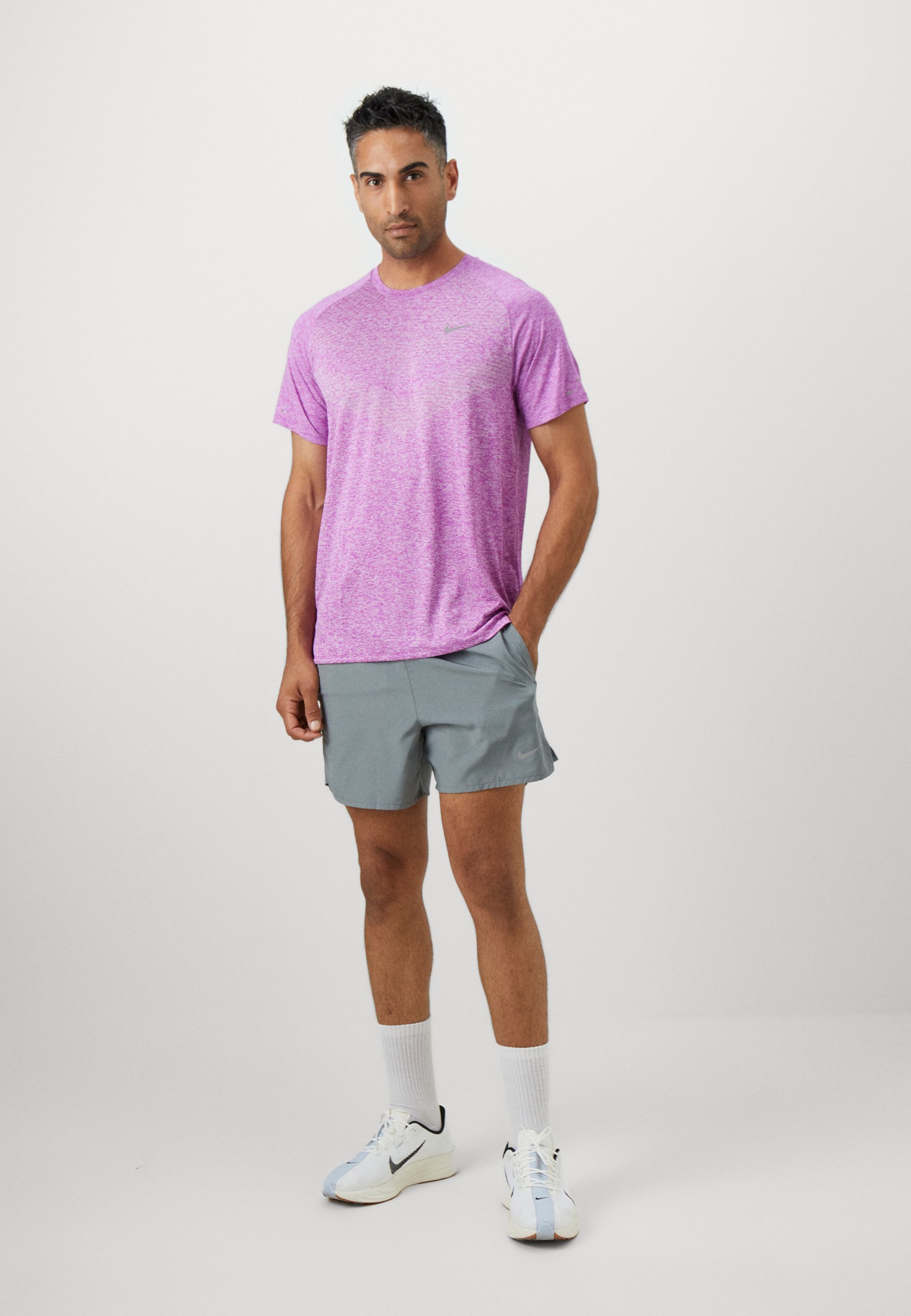 Nike Performance STRIDE TOP - Sportovní tričko - black/white