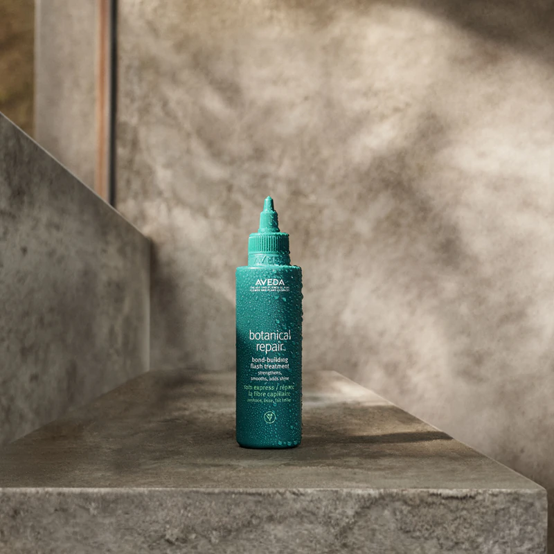 Tratamento rápido de reconstrução capilar Aveda Botanical Repair™ para fortalecer os cabelos.