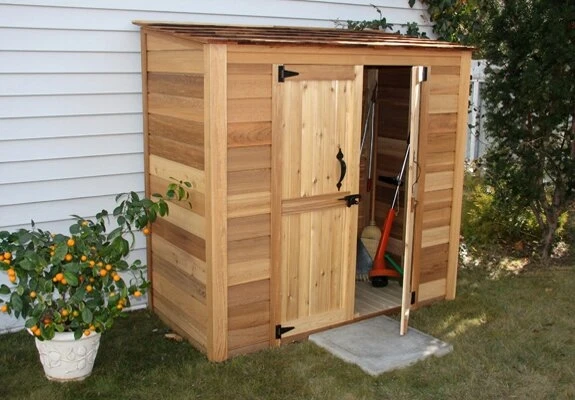 Grote tuinhut van massief hout, 1,80 m breed x 90 cm dik, perfect voor buitenleven.