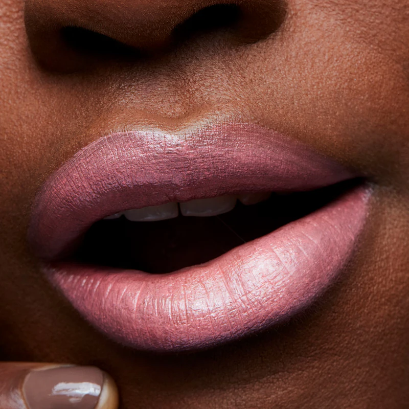 Dlouhotrvající rtěnka MAC Cosmetics Frost Lipstick s perleťovým leskem