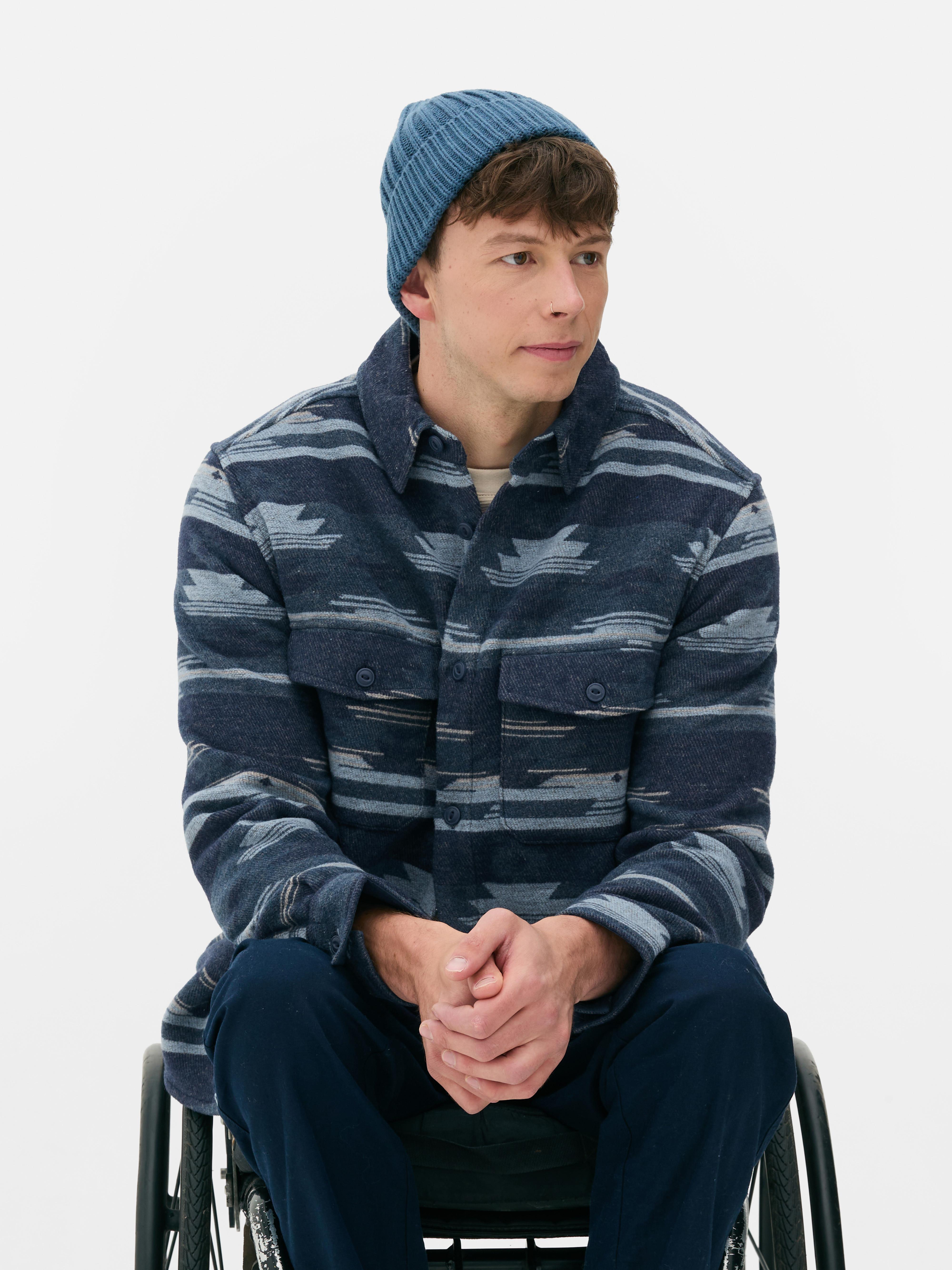 Tricou cu model geometric. Un tricou casual cu guler, două buzunare la piept și un model geometric integral.