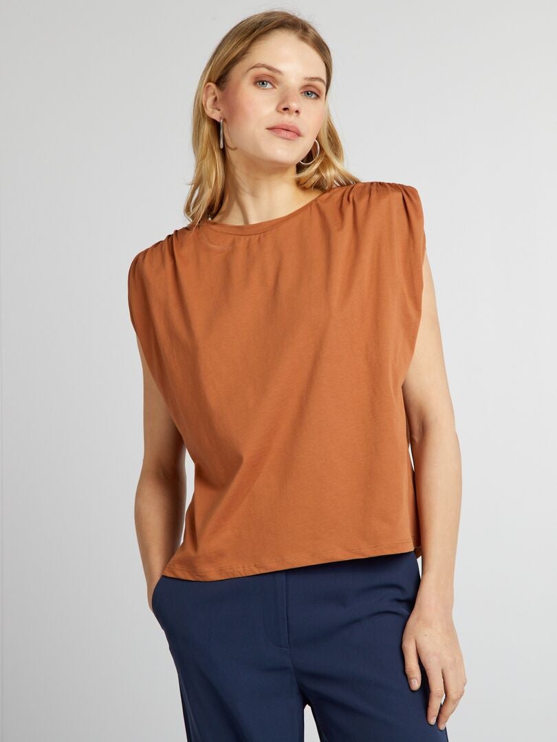 Mouwloos T-shirt met schoudervullingen - BRUIN