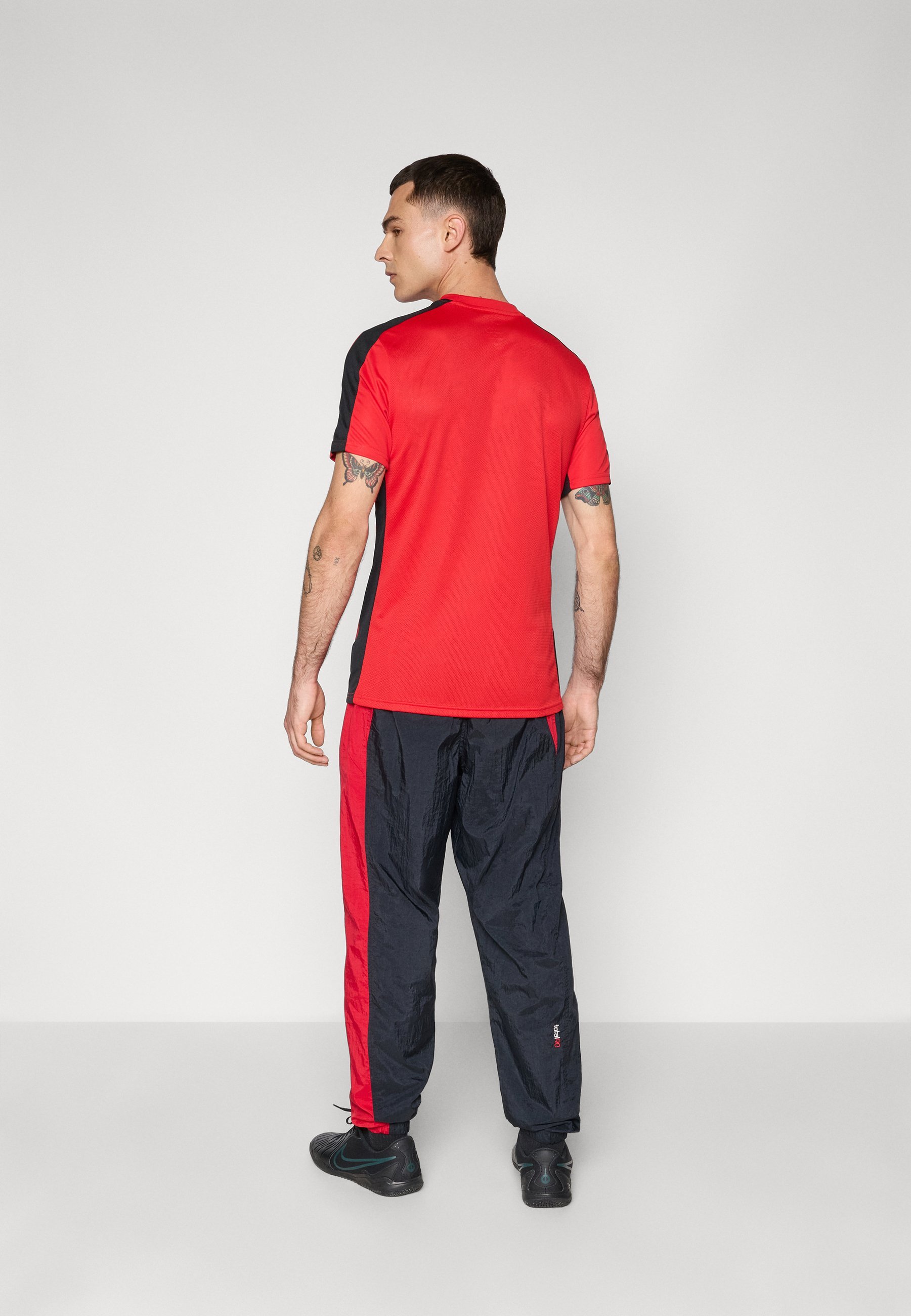Nike Performance TOTAL 90 TRACK PANT - Trainingsbroek - zwart/gymrood/sail