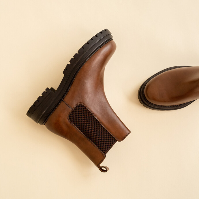 Bottines à semelles crantées et élastiques  en cuir cognac