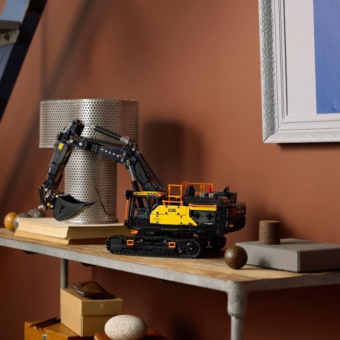 LEGO Technic 42215 Volvo EC500 Hybridi Kaivinkone - Rakennussarja aikuisille - Sisustus