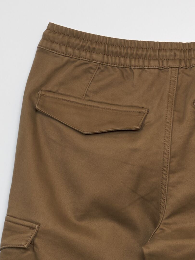 Calças chino com bolsos laterais - MARROM