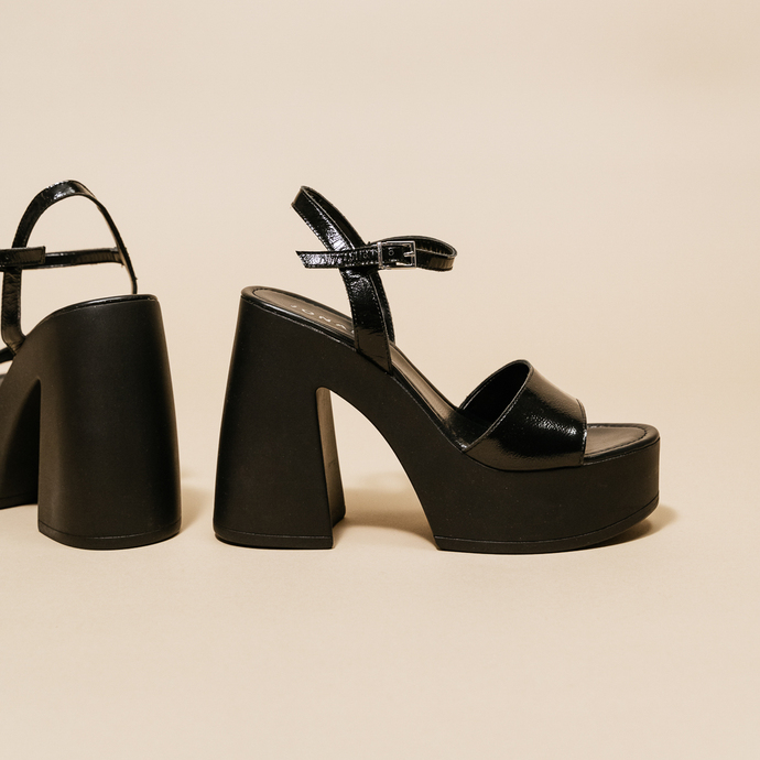 Sandales à plateformes et bouts ouverts  en vernis plissé noir