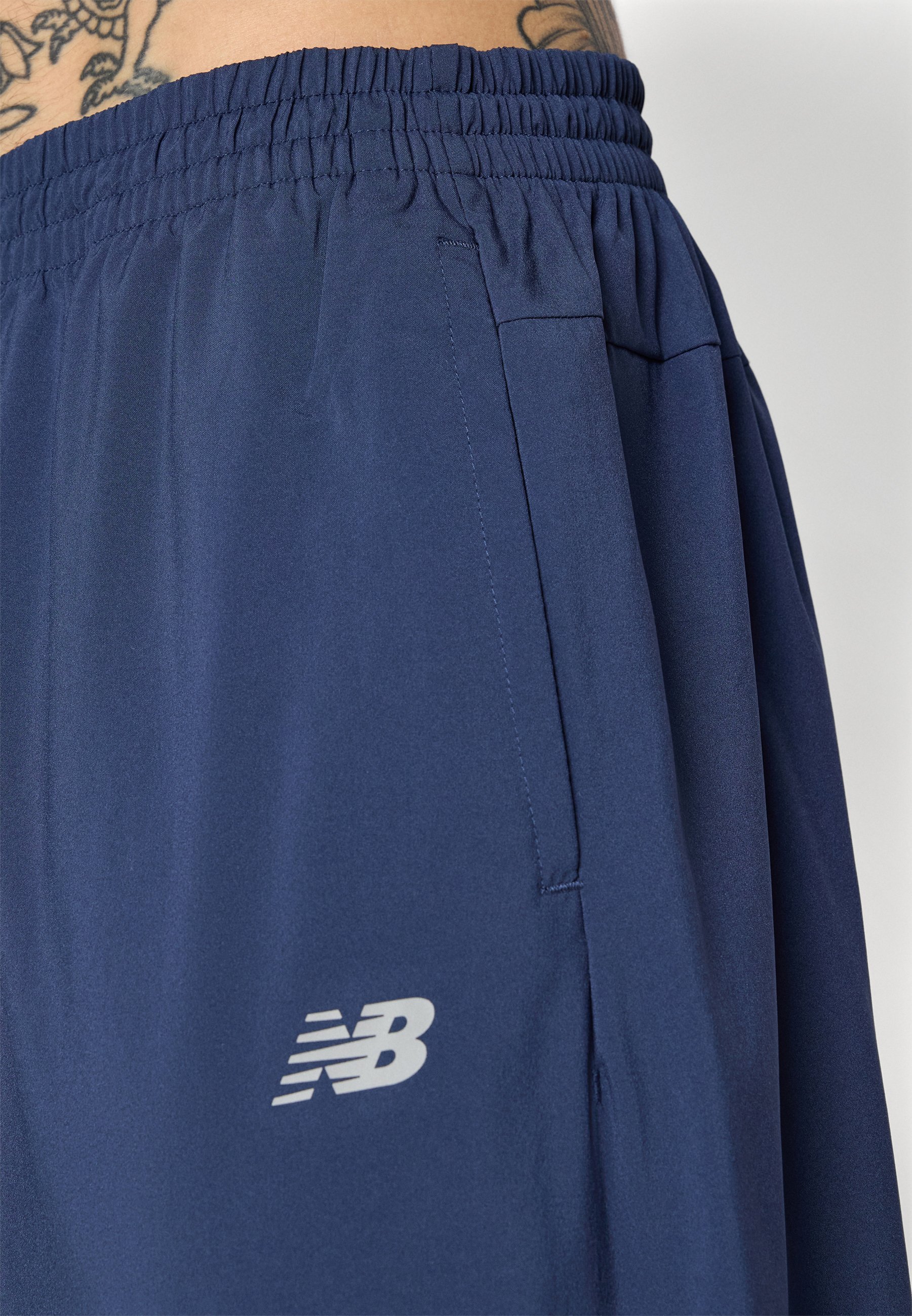 NEW BALANCE SPORT ESSENTIALS JOGGER - Teplákové kalhoty - navy