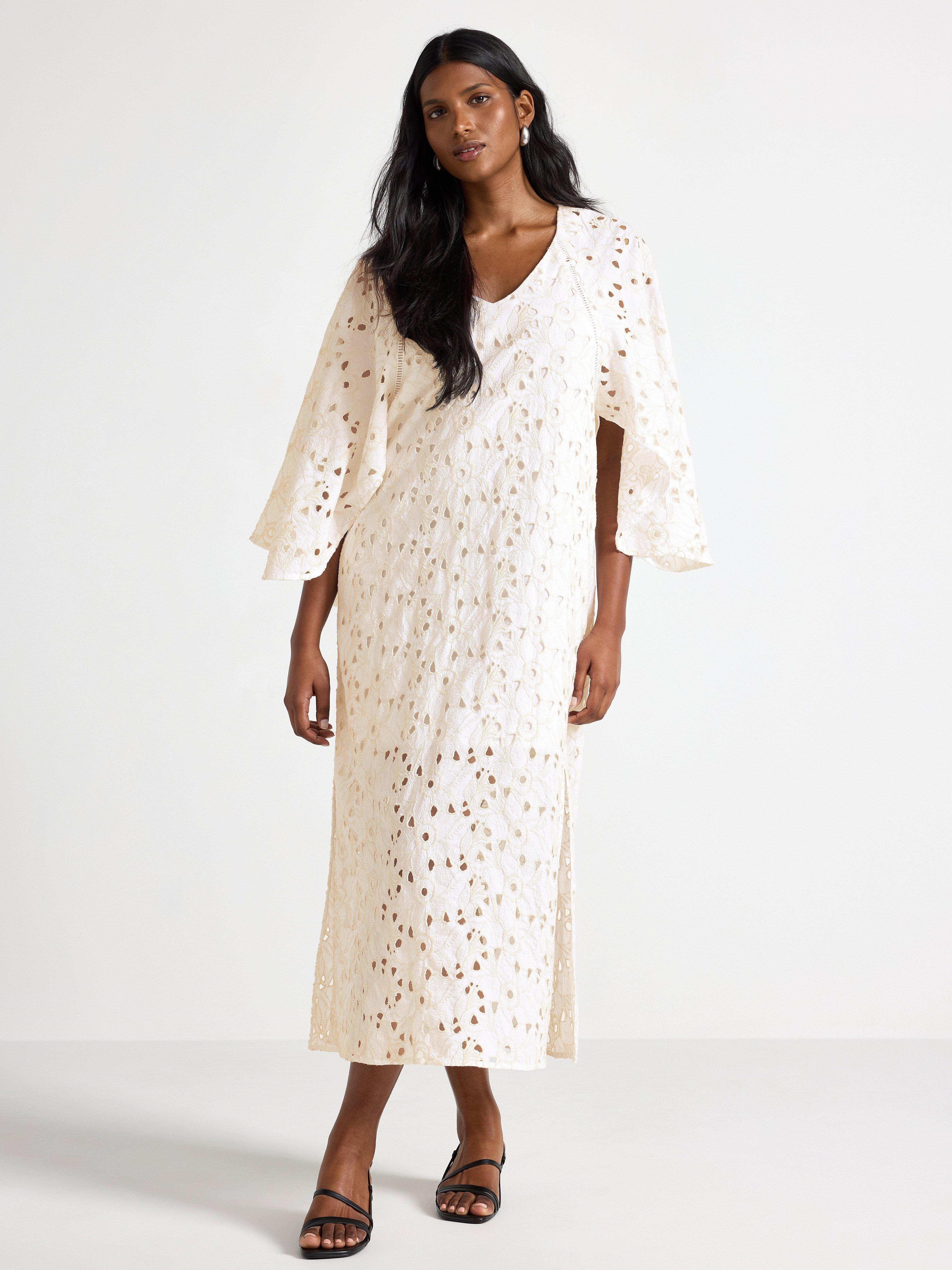Vestido longo com bordado inglês branco claro