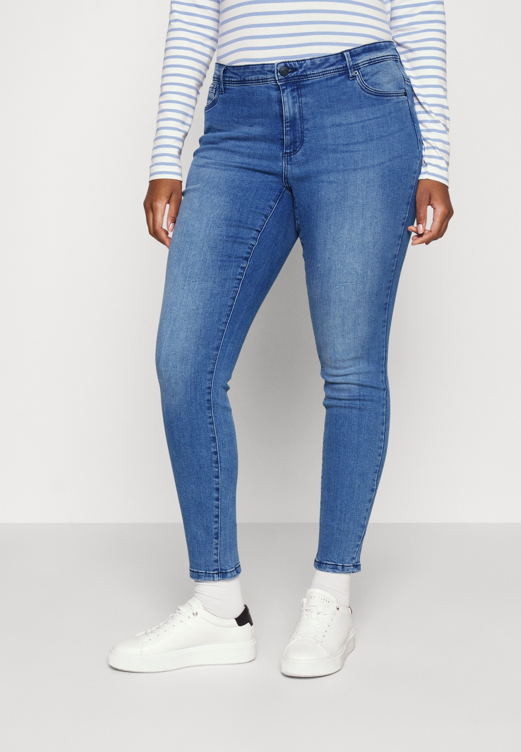 Vero Moda Curve VMFANYA - Jeans slim fit - denim blu medio