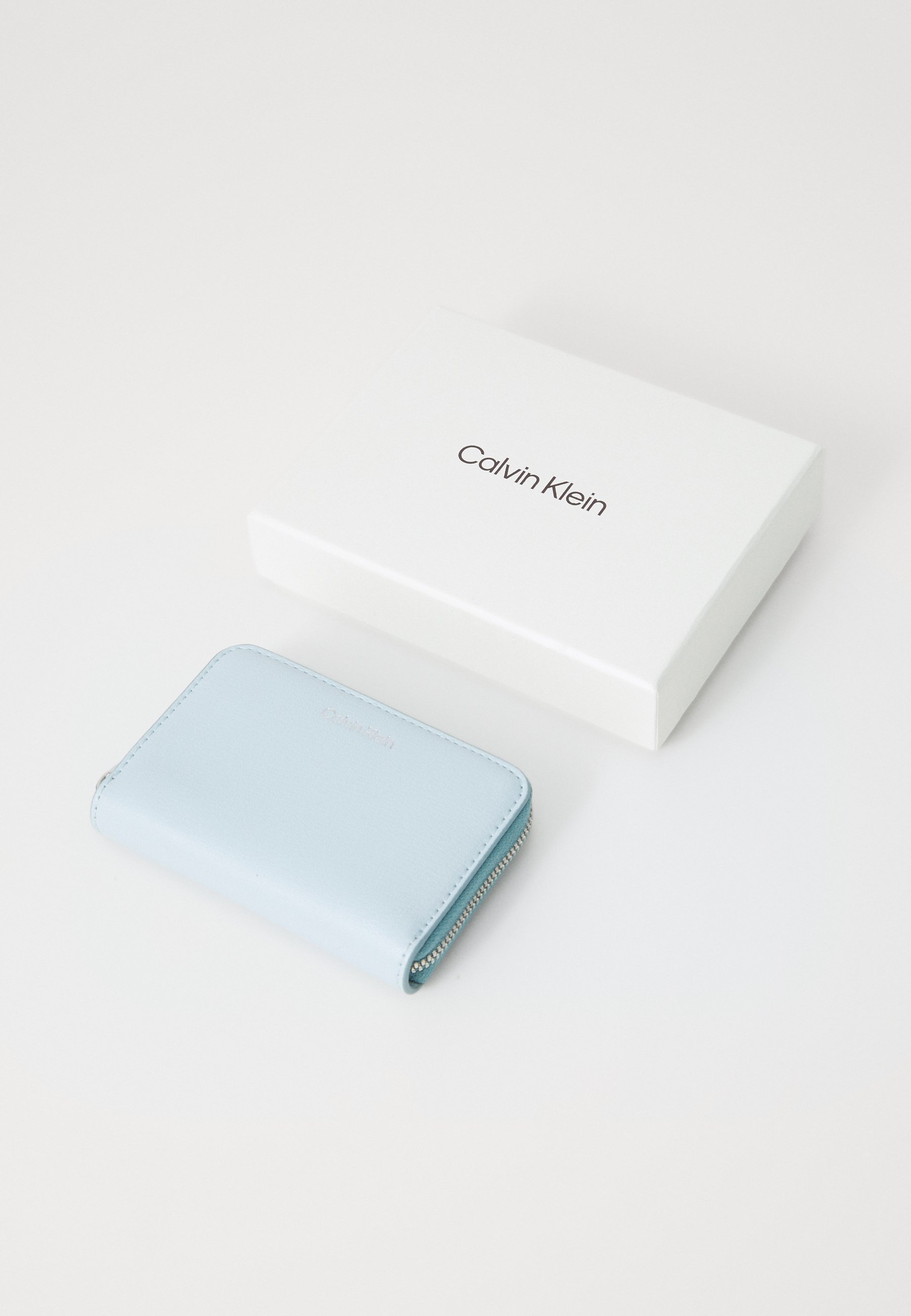 Calvin Klein portemonnee met reliëflogo - lichtblauw/vintage indigo