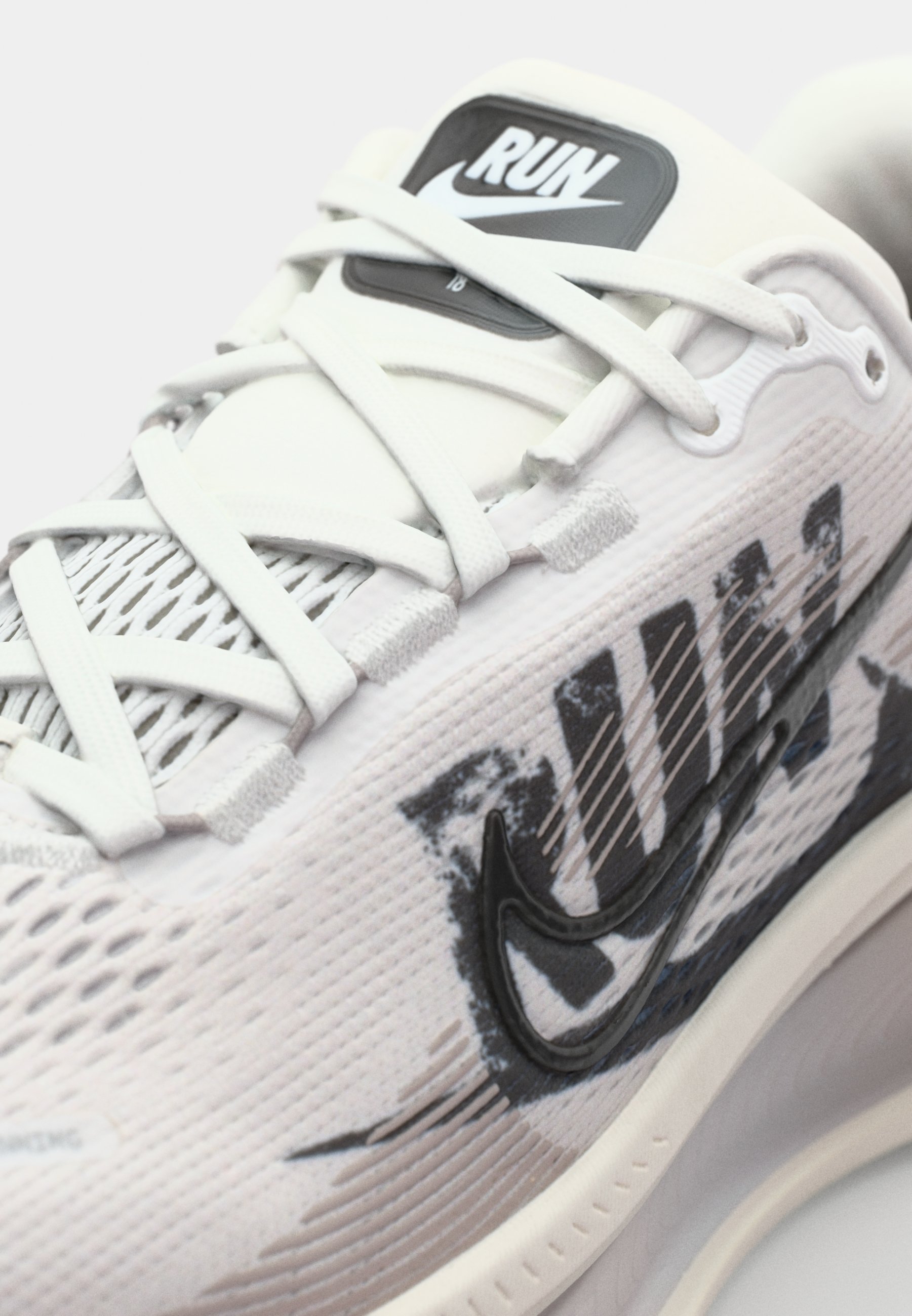 Nike Performance VOMERO 18 RUN - Bėgimo plento bateliai - balti/juodi/pilki/mėlynai gelsvai mėlyni/sekvoja/saulėlydžio spalvos