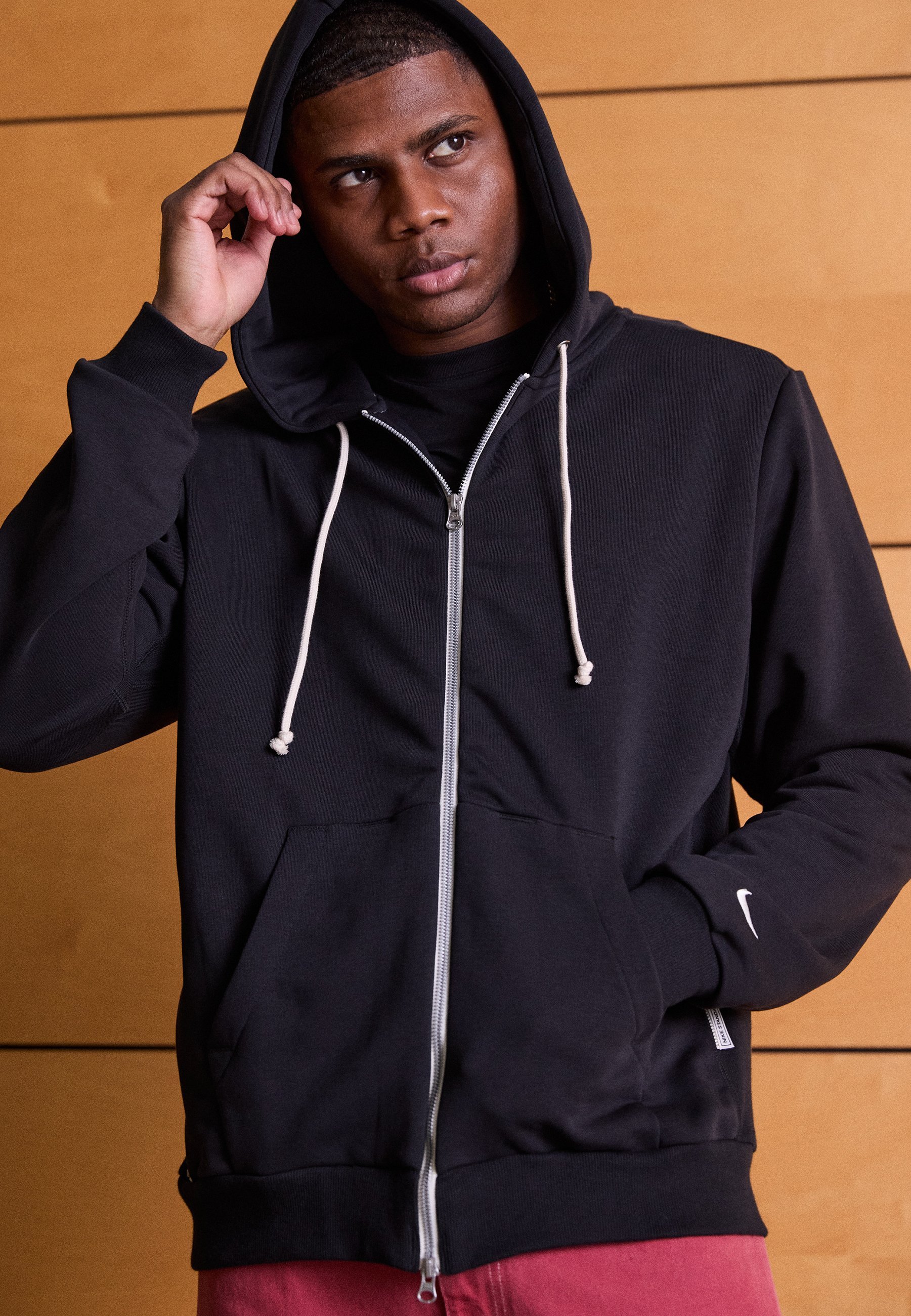 Felpa con zip Nike Performance STANDARD ISSUE - Felpa con zip - nero/avorio chiaro