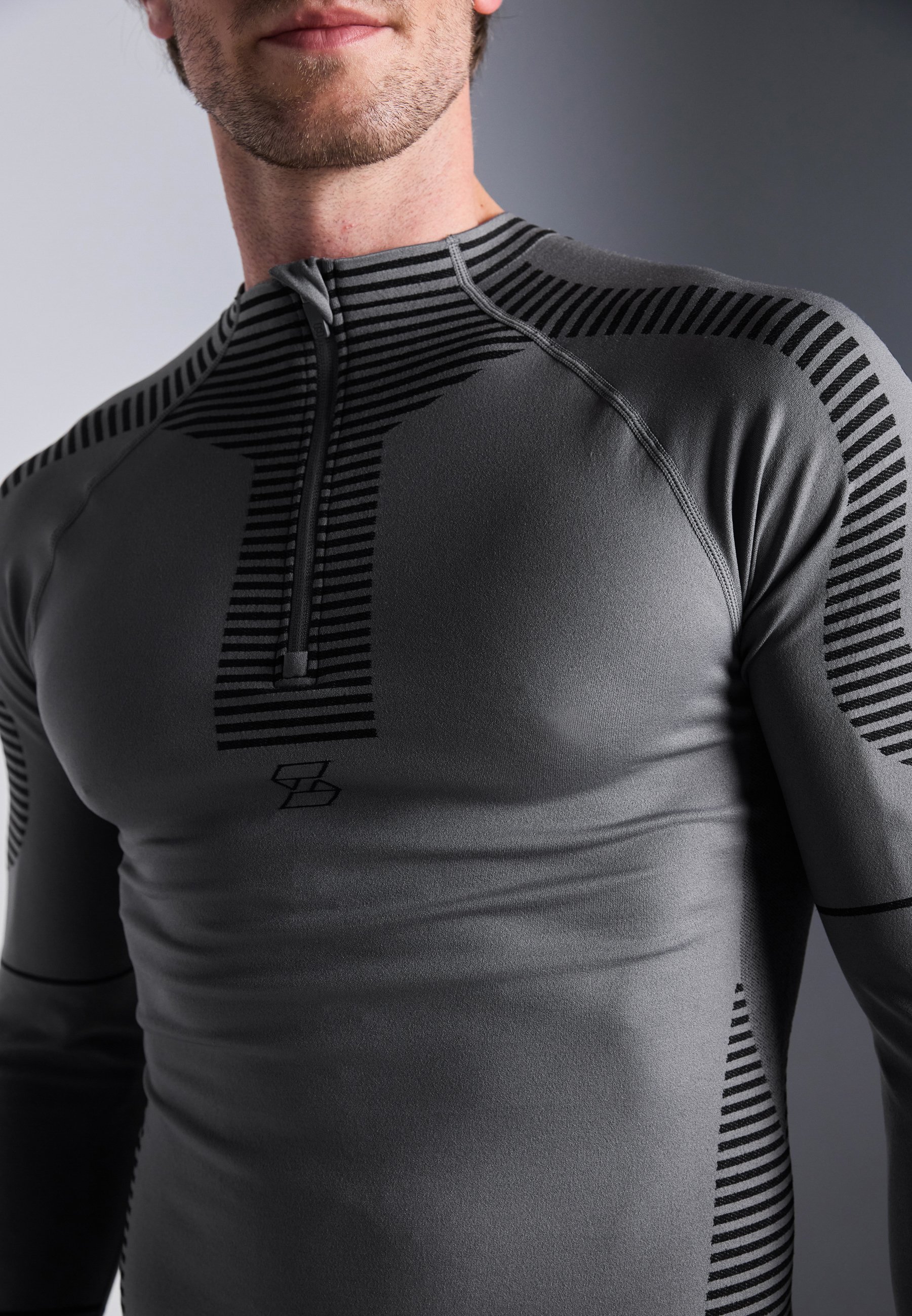 Pier One Sport TERMO ÕMBLEMATA SPORTIKOMPLEKT - TOPP JA RETUUSID - Pikkade varrukatega topp - tumehall