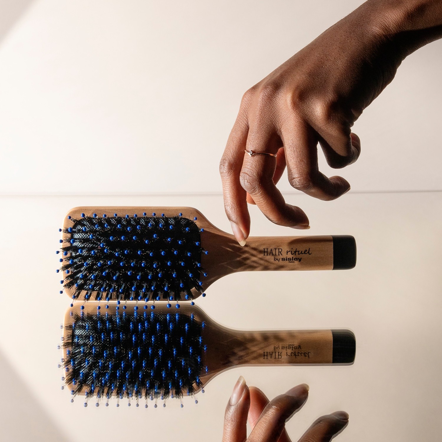 Sisley ravne i lopataste četkice The Pocket Brush - 80 g