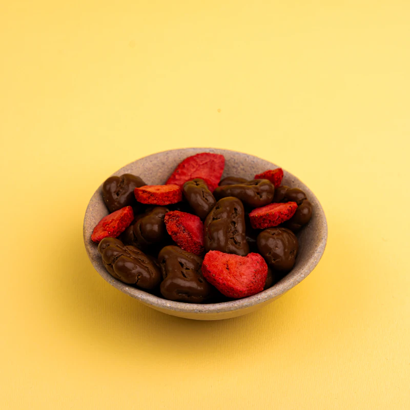 Comemos fatias de morango liofilizadas com chocolate (200 g) e vegetais liofilizados com chocolate (saudável).