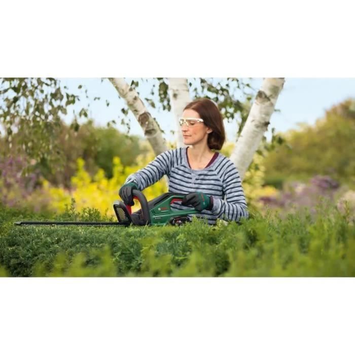 Bosch UniversalHedgeCut 18V-55 heggenschaar (bladlengte 55 cm, geleverd in een kartonnen doos) + accu's en lader