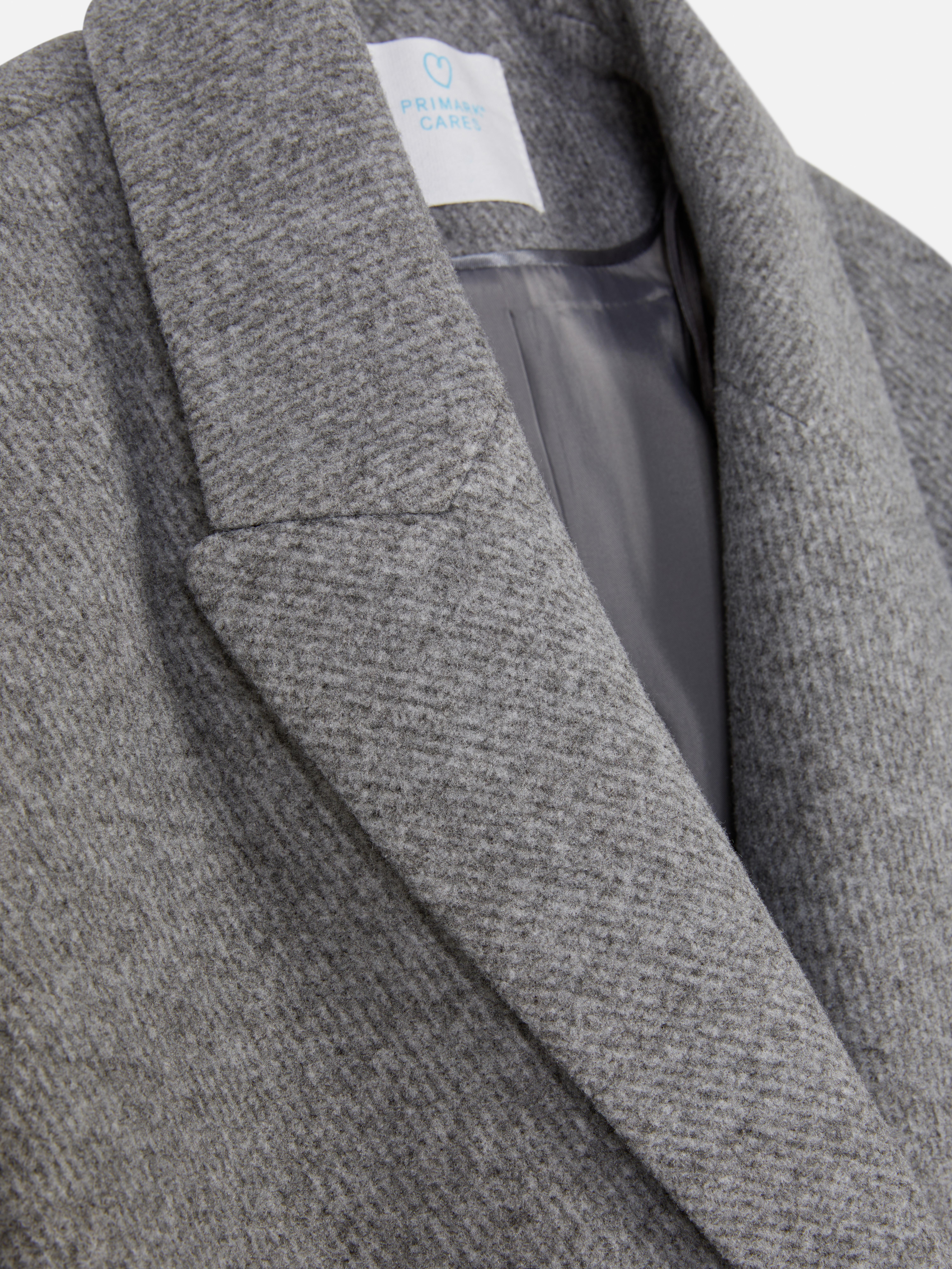 Palton twill cu două rânduri de nasturi. Acest palton twill cu două rânduri de nasturi, cu o croială modernă și revere crestate, este perfect pentru ținute casual sau elegante.